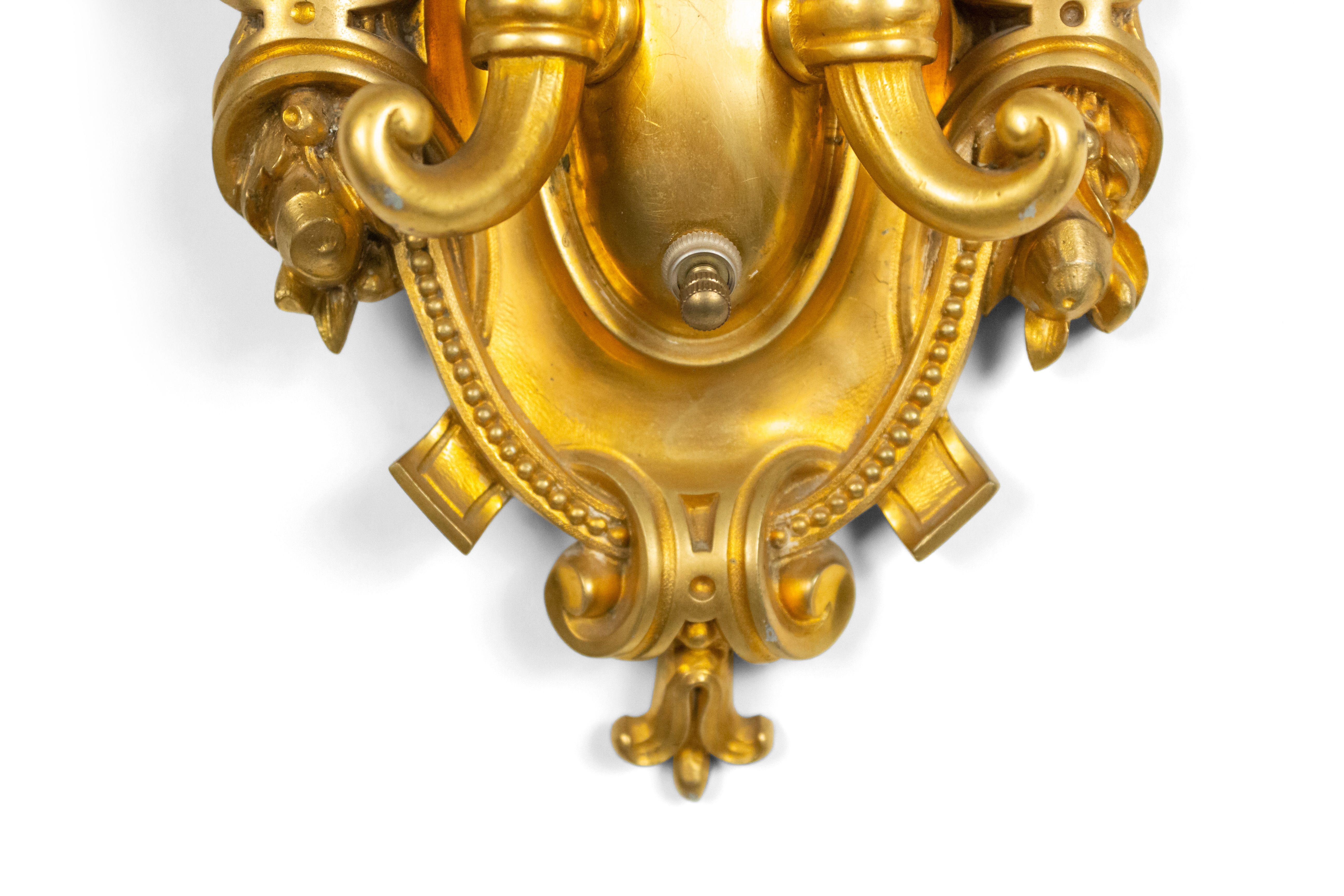 French Victorian Style Bronze Dore Cornucopia Wall Sconce In Good Condition For Sale In New York, NY