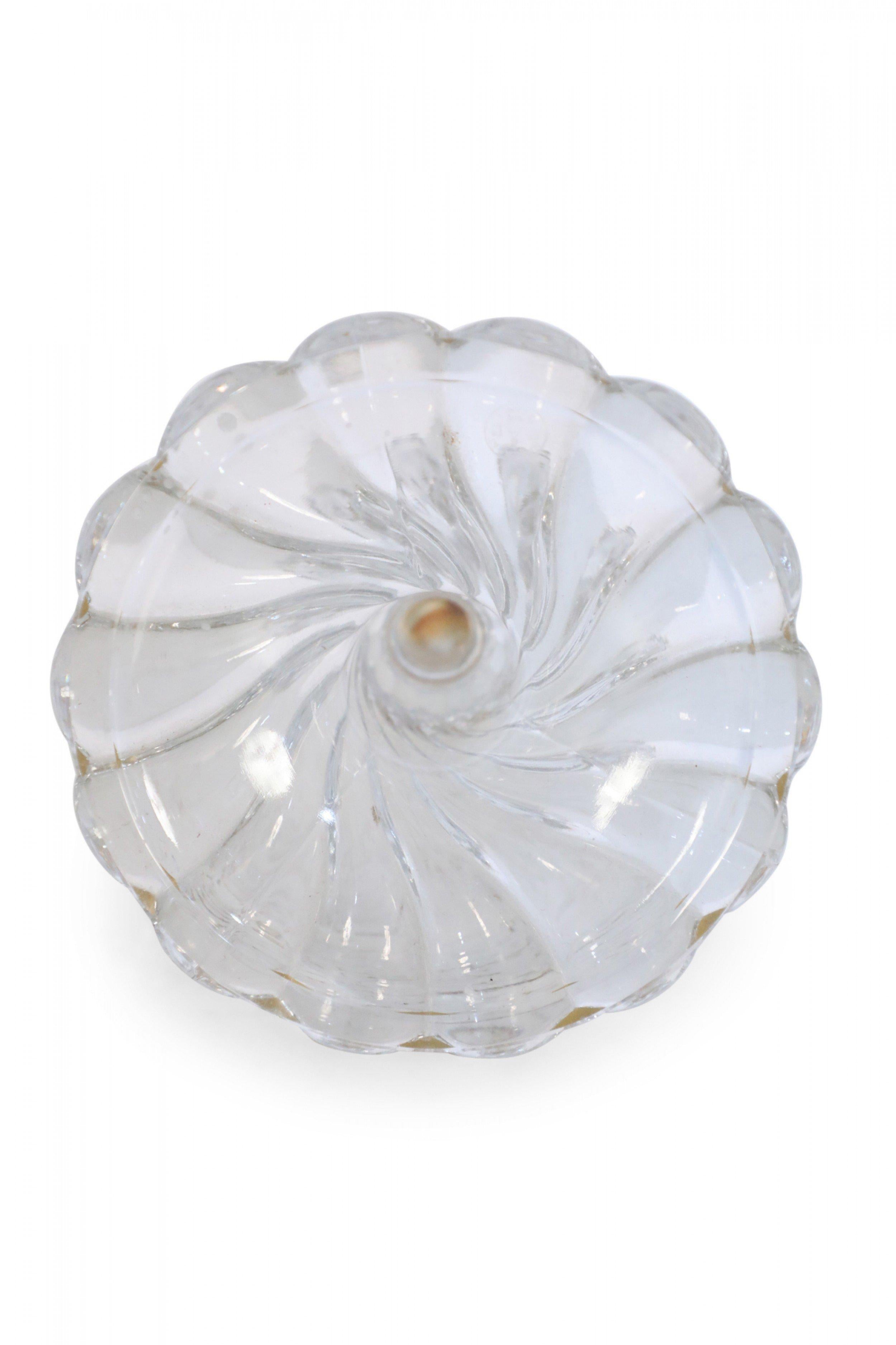 Candeliere francese in stile vittoriano (XX secolo) in cristallo con base con motivo a volute e bordi dorati (Baccarat)