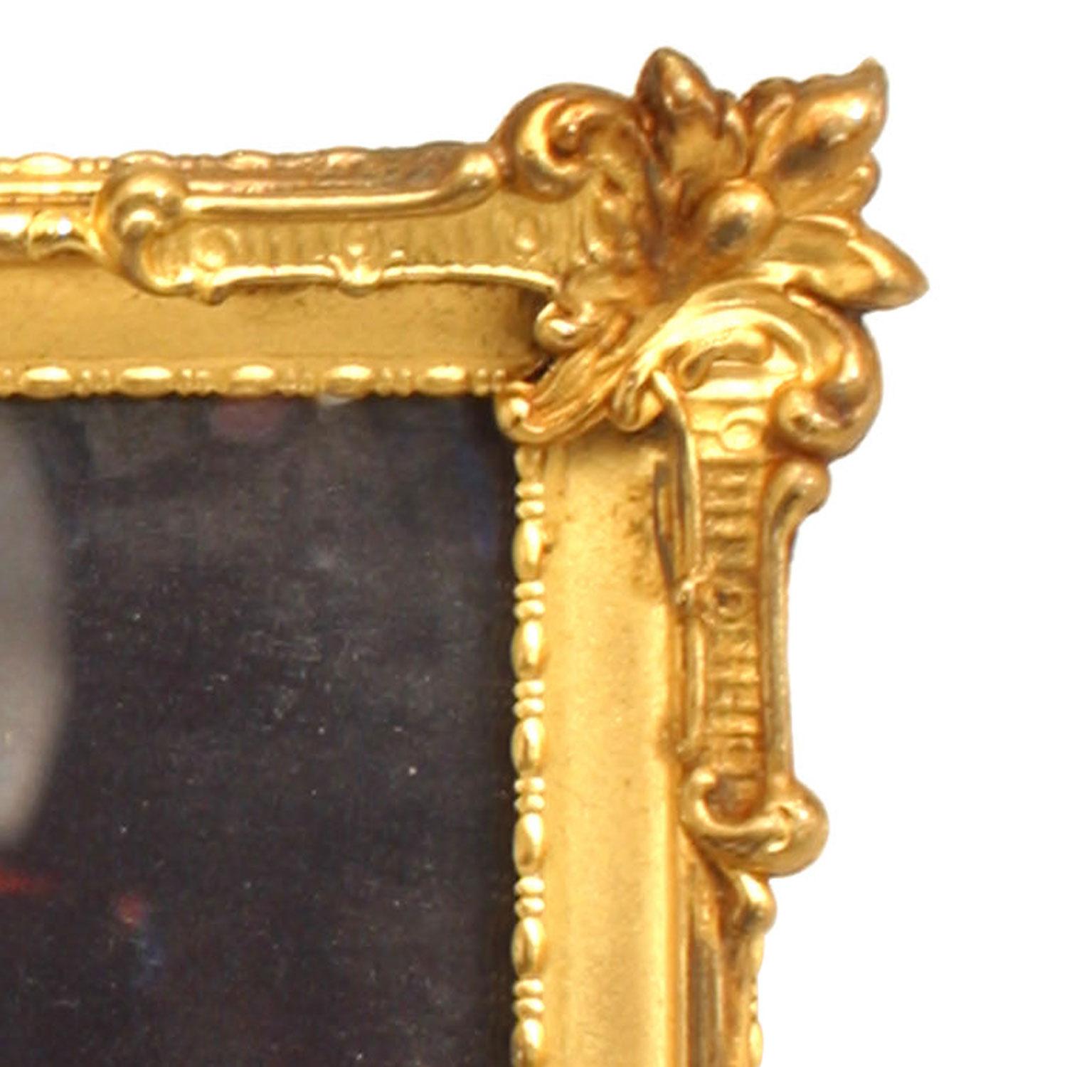 Marco rectangular de caballete de latón dorado, de estilo victoriano francés, con esquinas de diseño de concha y fondo de latón.