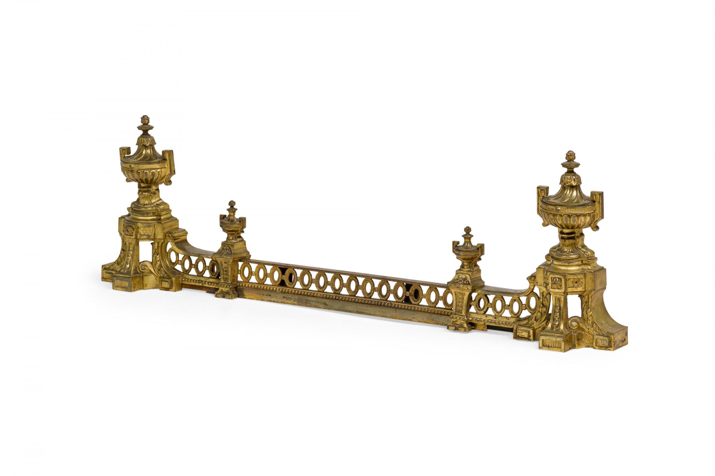 Plaque de cheminée en bronze doré de l'époque victorienne (19e siècle), avec une galerie de raccordement percée et de fausses urnes sur des piédestaux tripodes à volutes et à feuillages.

Condit : Bon ; Usures dues à l'âge et à l'utilisation
