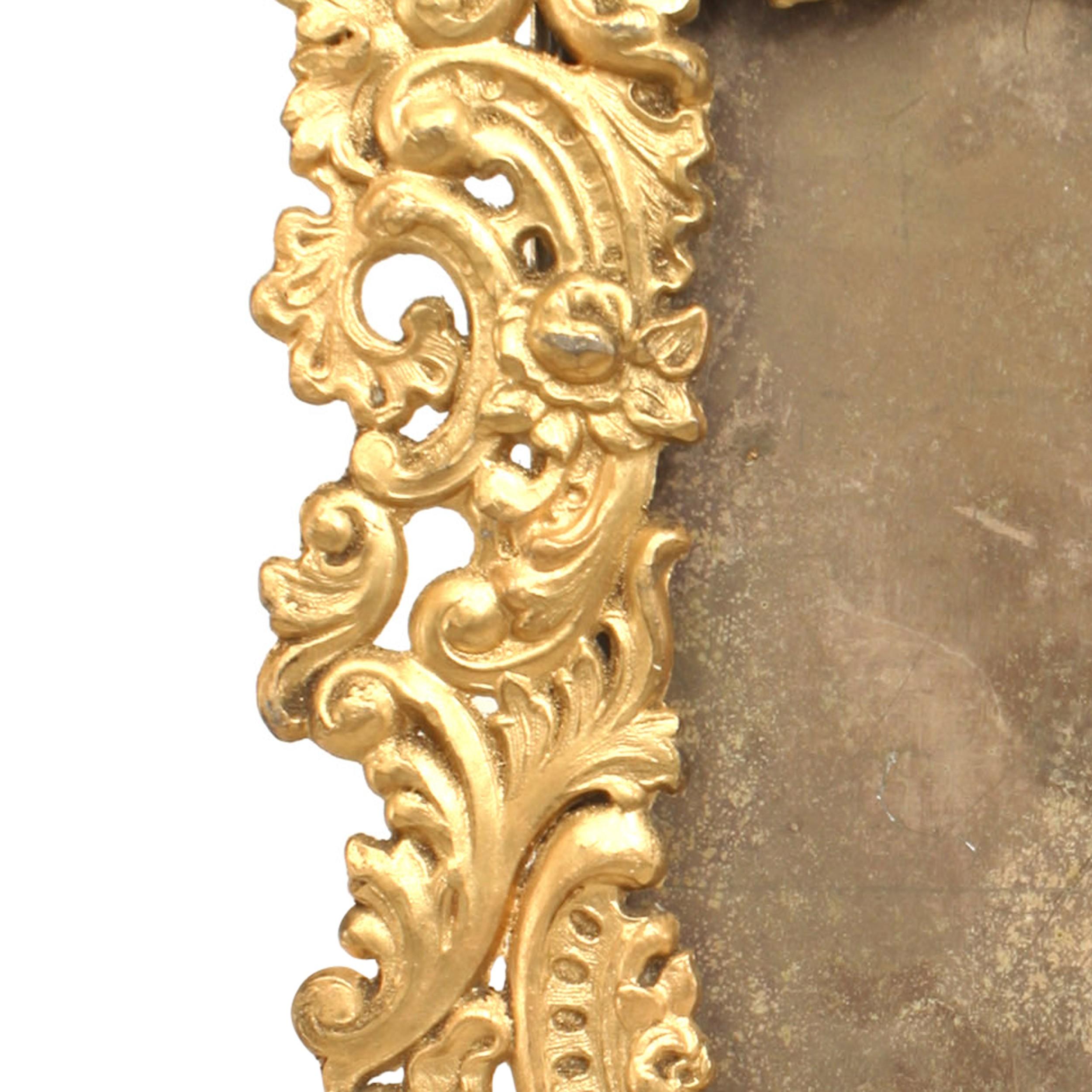 Cornice rettangolare da cavalletto in metallo dorato in stile vittoriano francese con design a volute in filigrana.