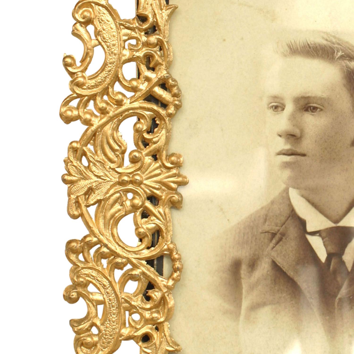 Français Cadre photo en filigrane doré de style victorien français en vente