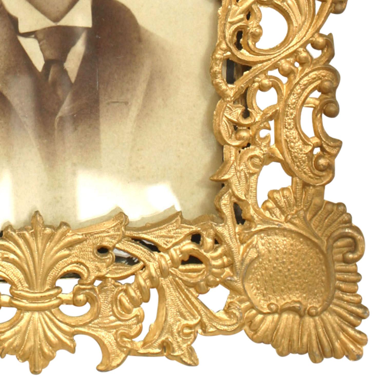 Doré Cadre photo en filigrane doré de style victorien français en vente