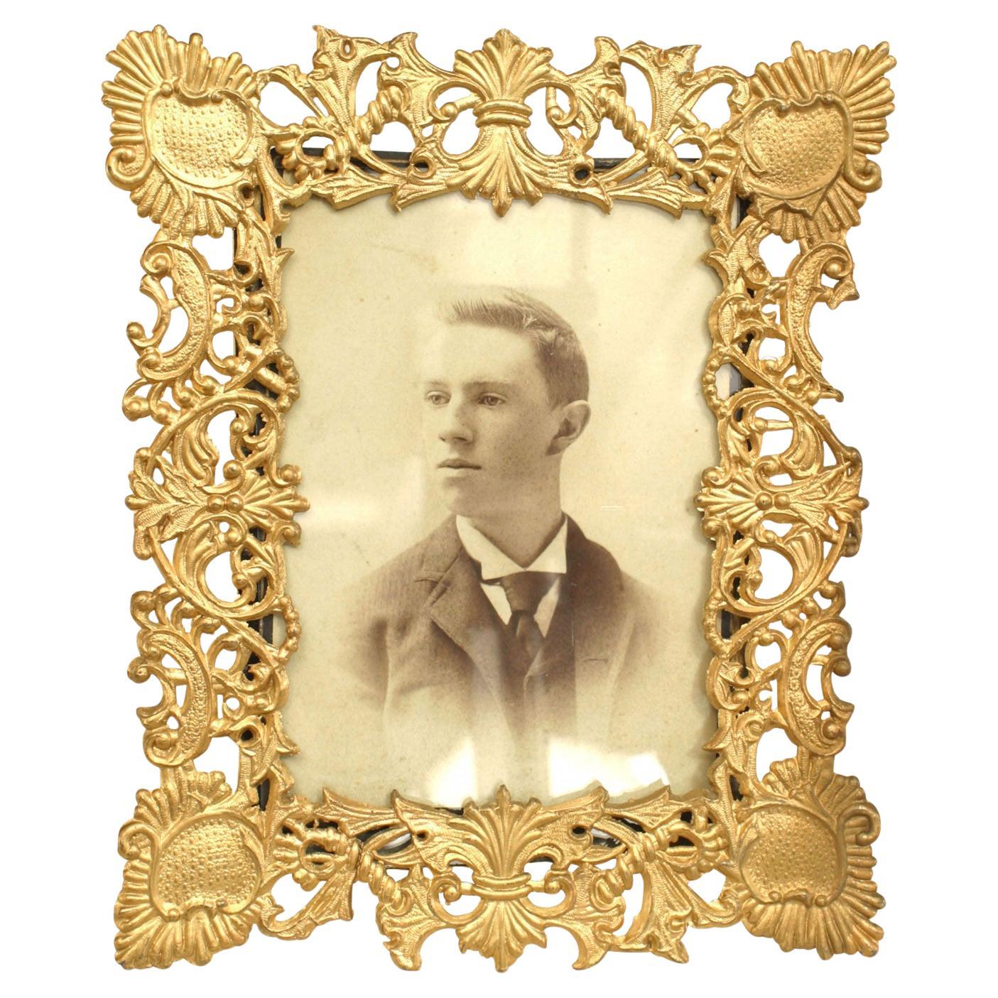 Cadre photo en filigrane doré de style victorien français en vente
