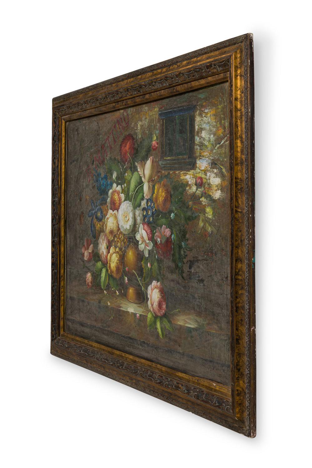 Französisches Stillleben im viktorianischen Stil mit einem Blumenstrauß in einer goldenen Urne vor einem Fenster mit der Aufschrift \