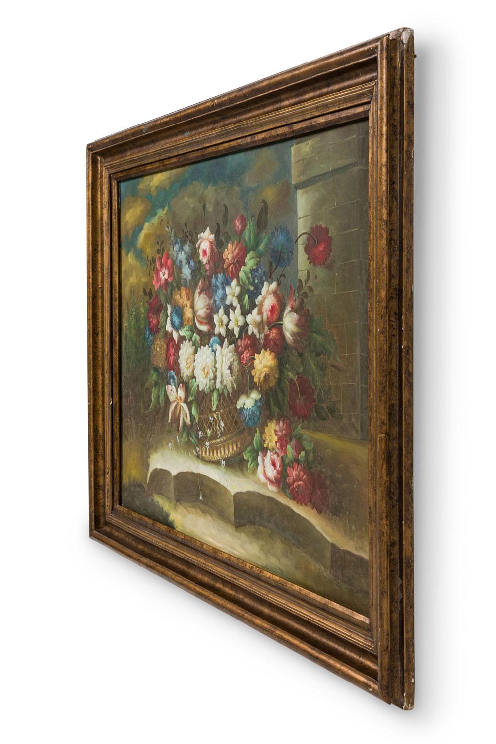 Französisches Stillleben im viktorianischen Stil mit einem Blumenstrauß in einer geflochtenen Vase, der auf eine zerbrochene Betonplattform mit einem wolkenverhangenen Himmel im Hintergrund gestellt wurde, Öl auf Leinwand in einem vergoldeten und