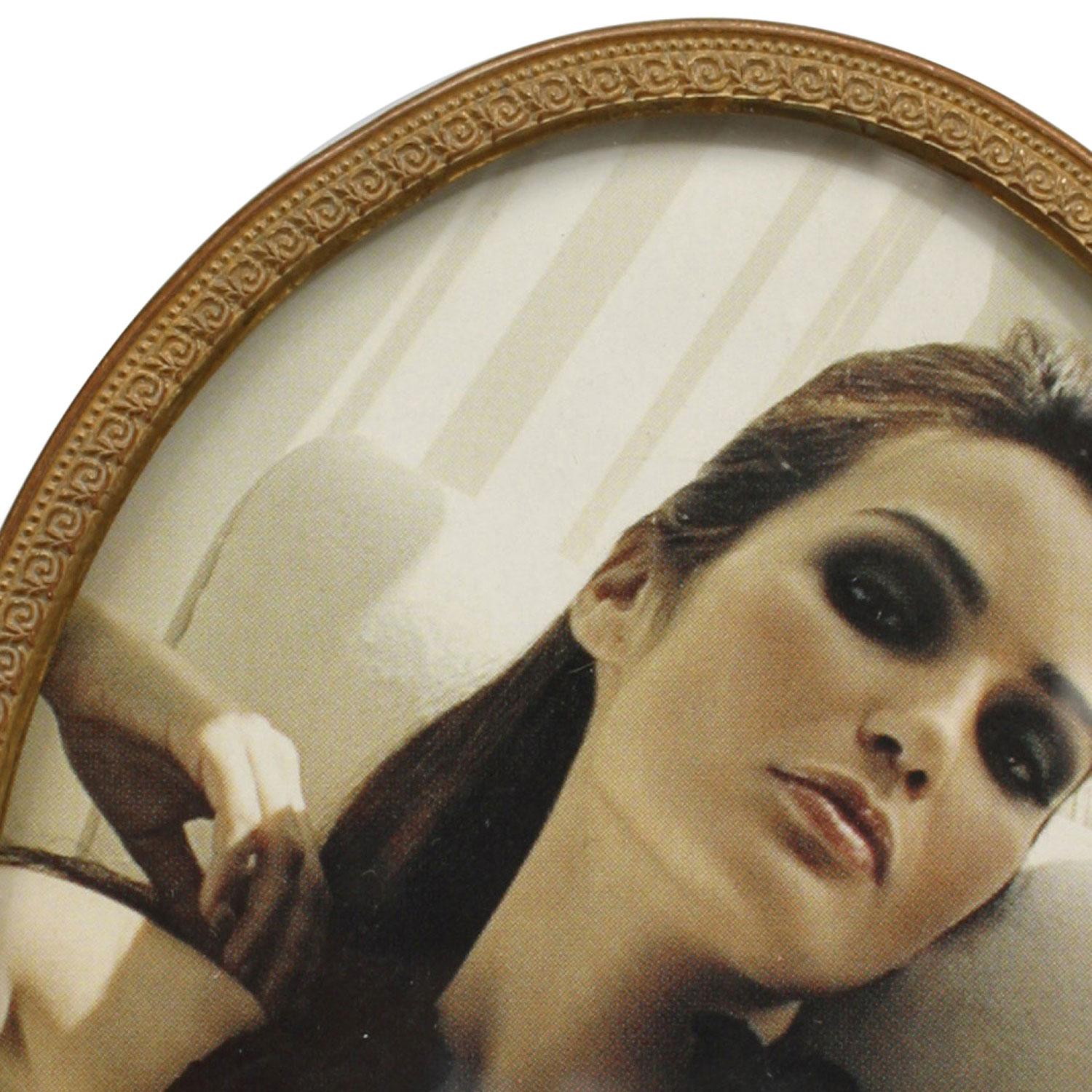 Cornice ovale da cavalletto in ottone dorato in stile vittoriano francese con un design inciso stretto e un supporto in ottone.