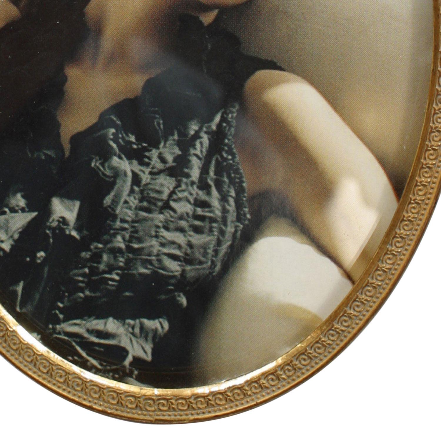 Francese French Victorian Style Oval Gilt Brass Picture Frame in vendita