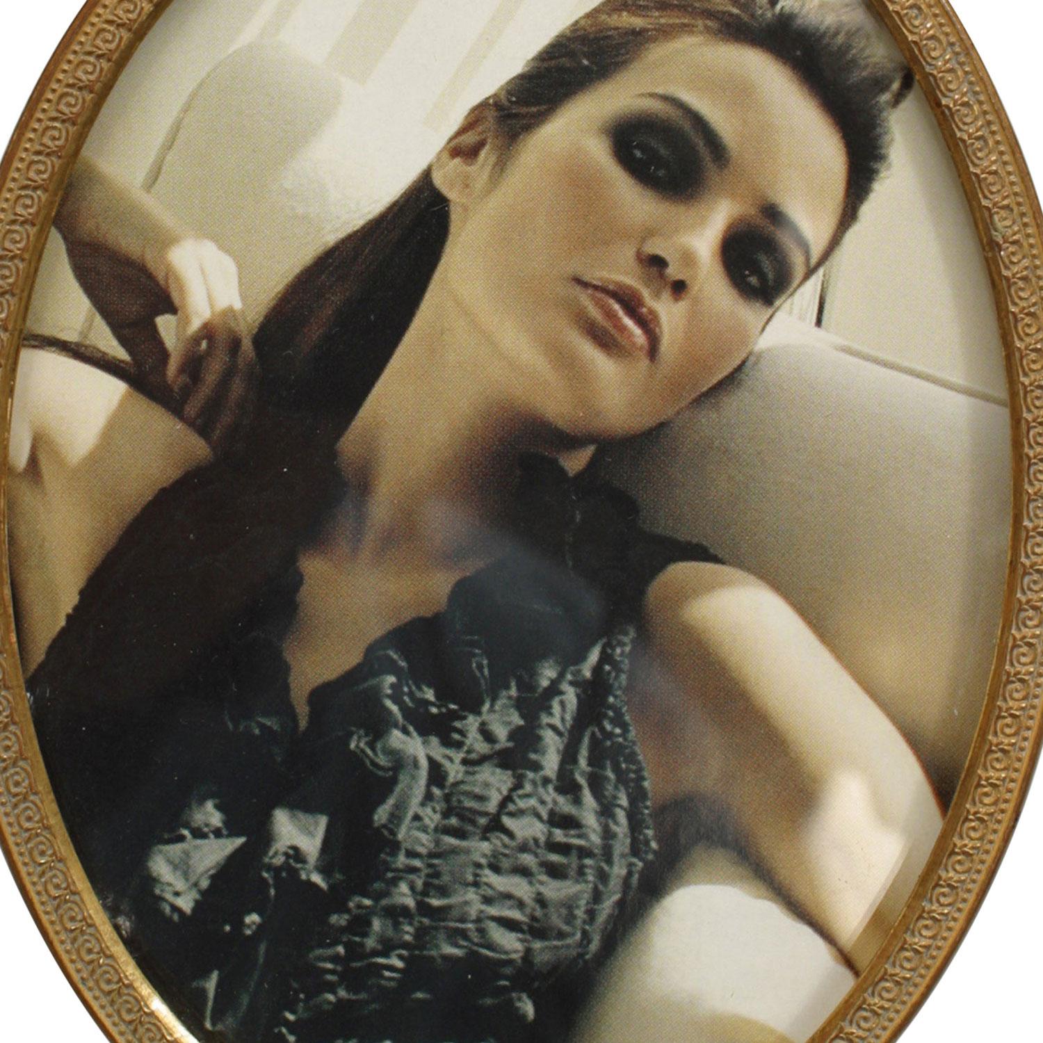 Realizzato con acquaforte French Victorian Style Oval Gilt Brass Picture Frame in vendita