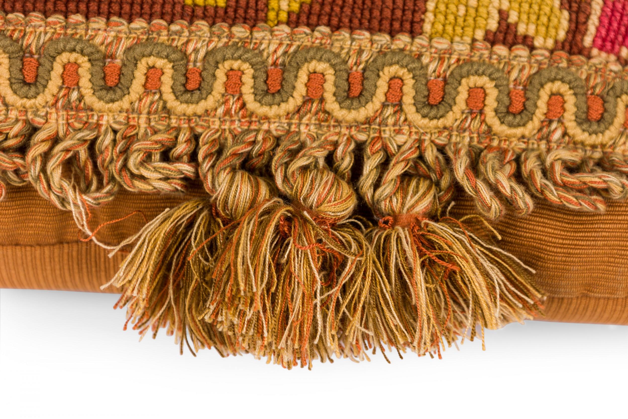 Coussin rectangulaire de style victorien français en tapisserie florale rose et verte Bon état - En vente à Queens, NY