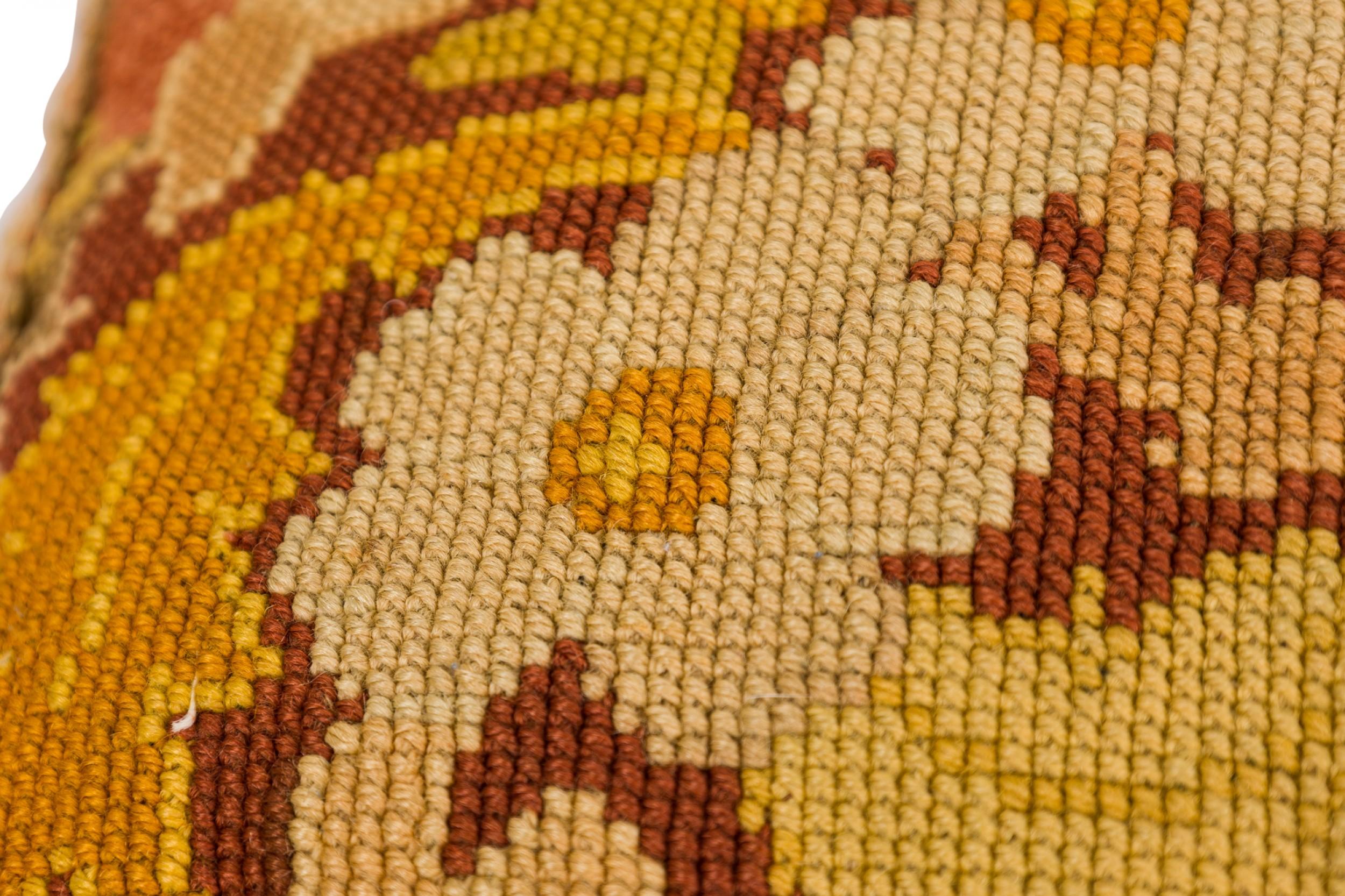 XIXe siècle Coussin rectangulaire de style victorien français en tapisserie florale rose et verte en vente