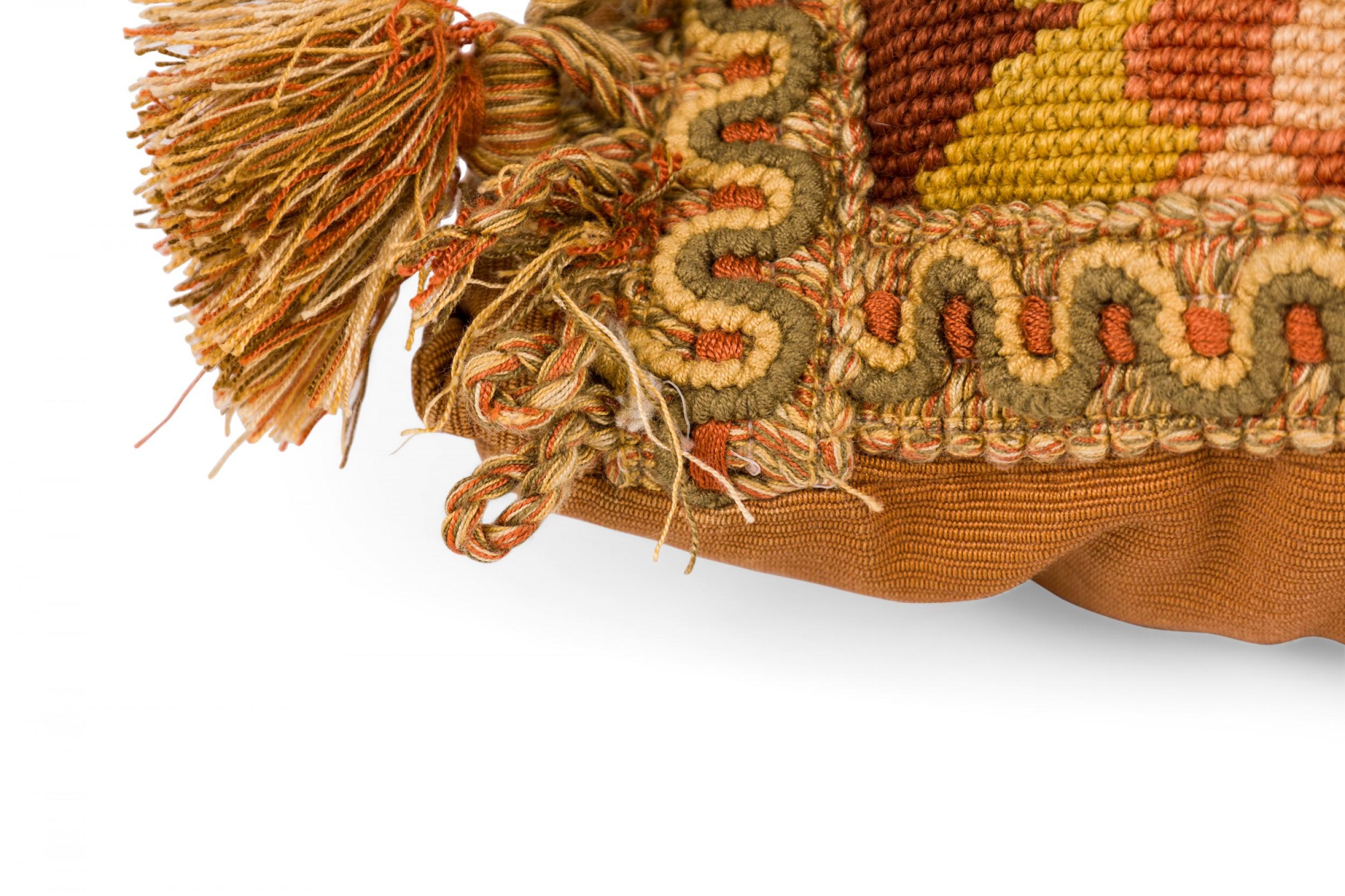 Tissu Coussin rectangulaire de style victorien français en tapisserie florale rose et verte en vente