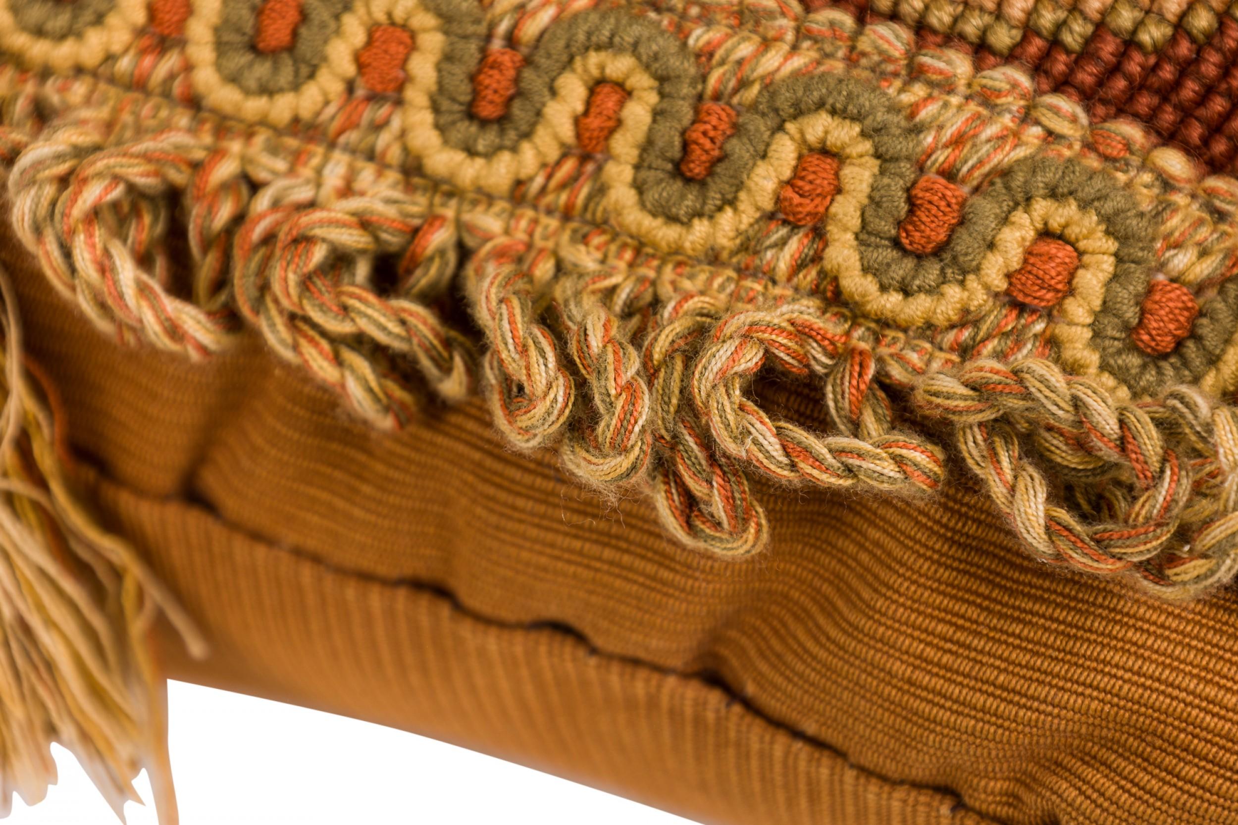 Coussin rectangulaire de style victorien français en tapisserie florale rose et verte en vente 2