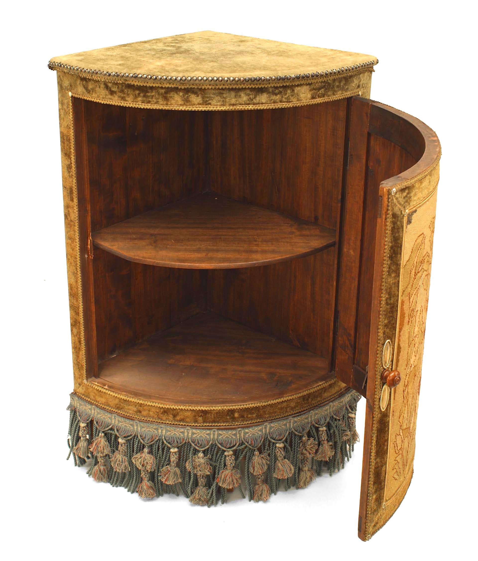 Mobiletto d'angolo imbottito in velluto verde in stile vittoriano francese con pannello della porta frontale ad ago.
