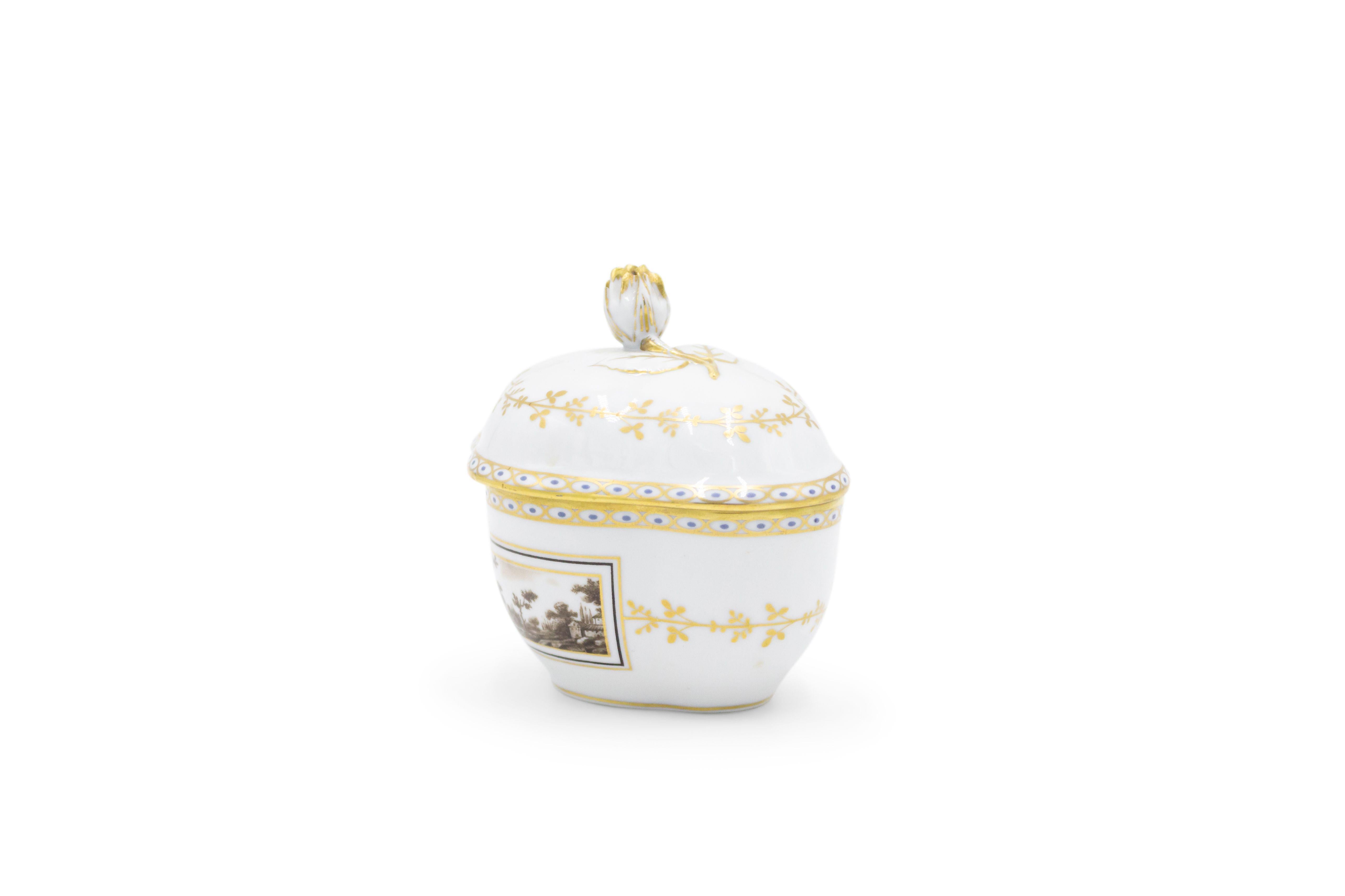 French Victorian-style (20th Century) white porcelain small box with gilt trim and a final top.
  