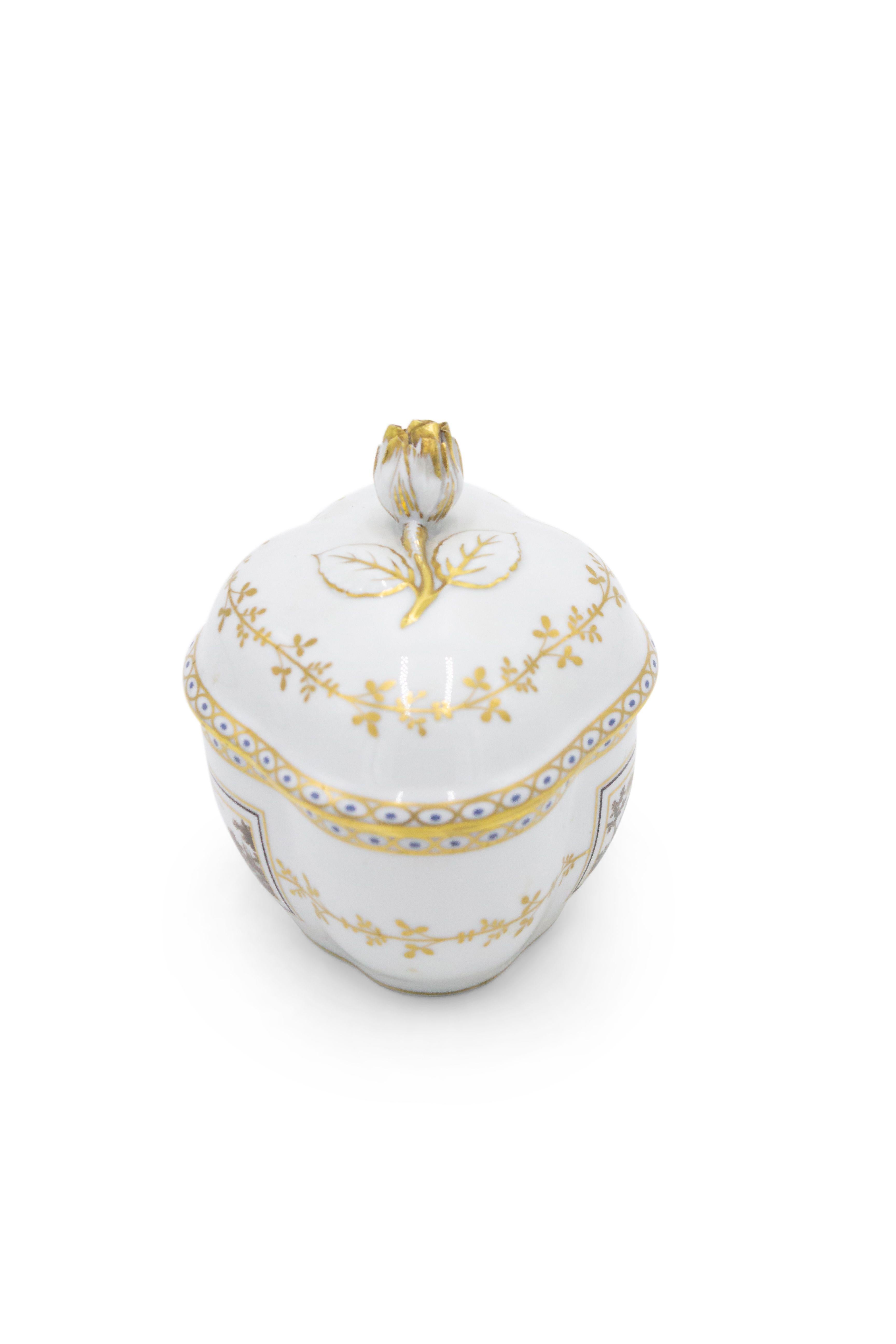 French Victorian Style White Porcelain Box In Good Condition For Sale In New York, NY
