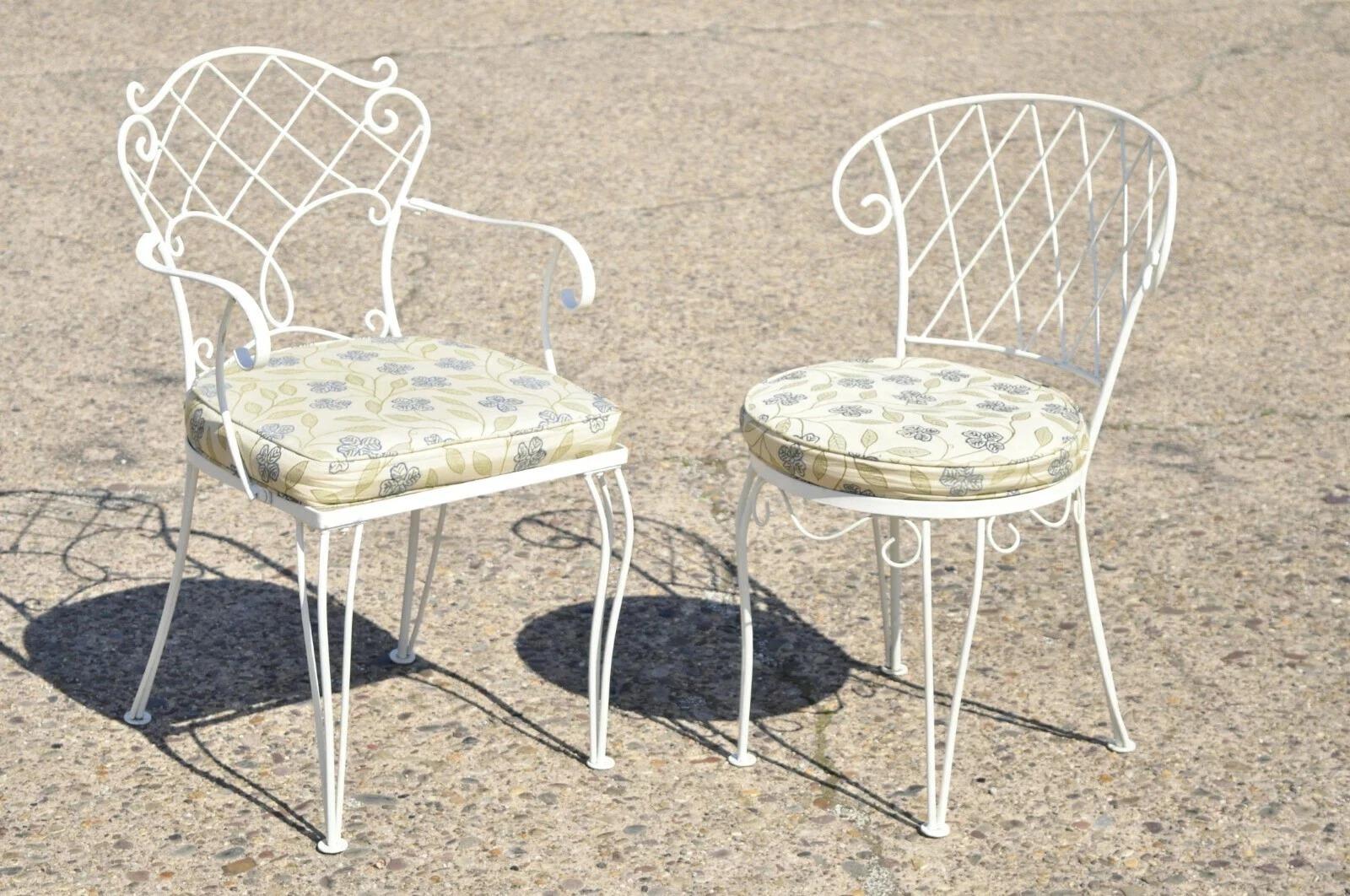 French Victorian Style White Wrought Iron Lattice Garden Patio Dining Set - 5 Pc In Good Condition For Sale In Philadelphia, PA