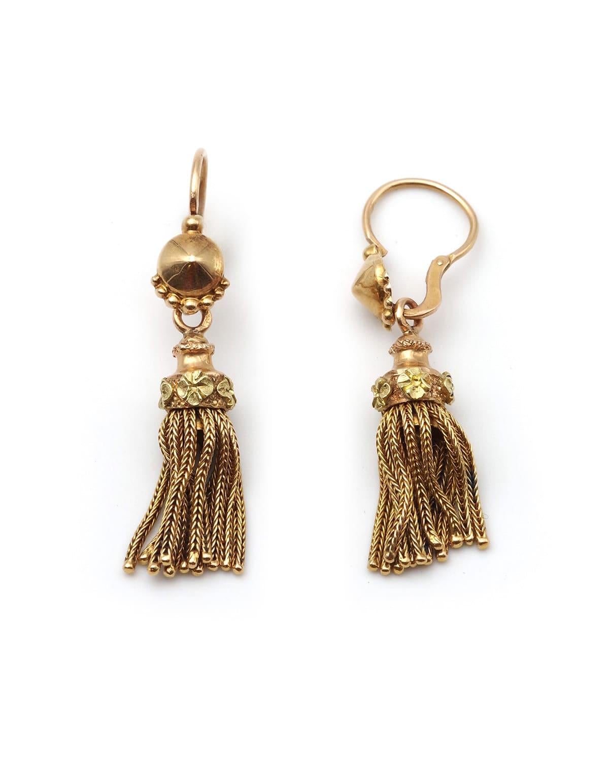 Boucles d'oreilles en or 18 carats de style victorien français. Boucles d'oreilles composées de deux parties : une dormeuse avec un motif de cône circulaire, supportant un pendentif en forme de houppe avec des franges en or, surmonté d'une frise de