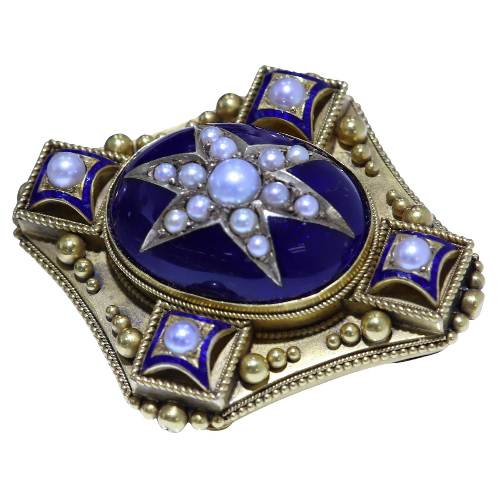 Victorian style French made
Vintage gold mourning brooch pin
18k yellow gold 28.30 grams
Cobalt Blue Enamel, Pearls and Picture/hair space.
circa late 1800 - early 1920
size:  50 x 40 mm
good condition
(#bij91240019)
