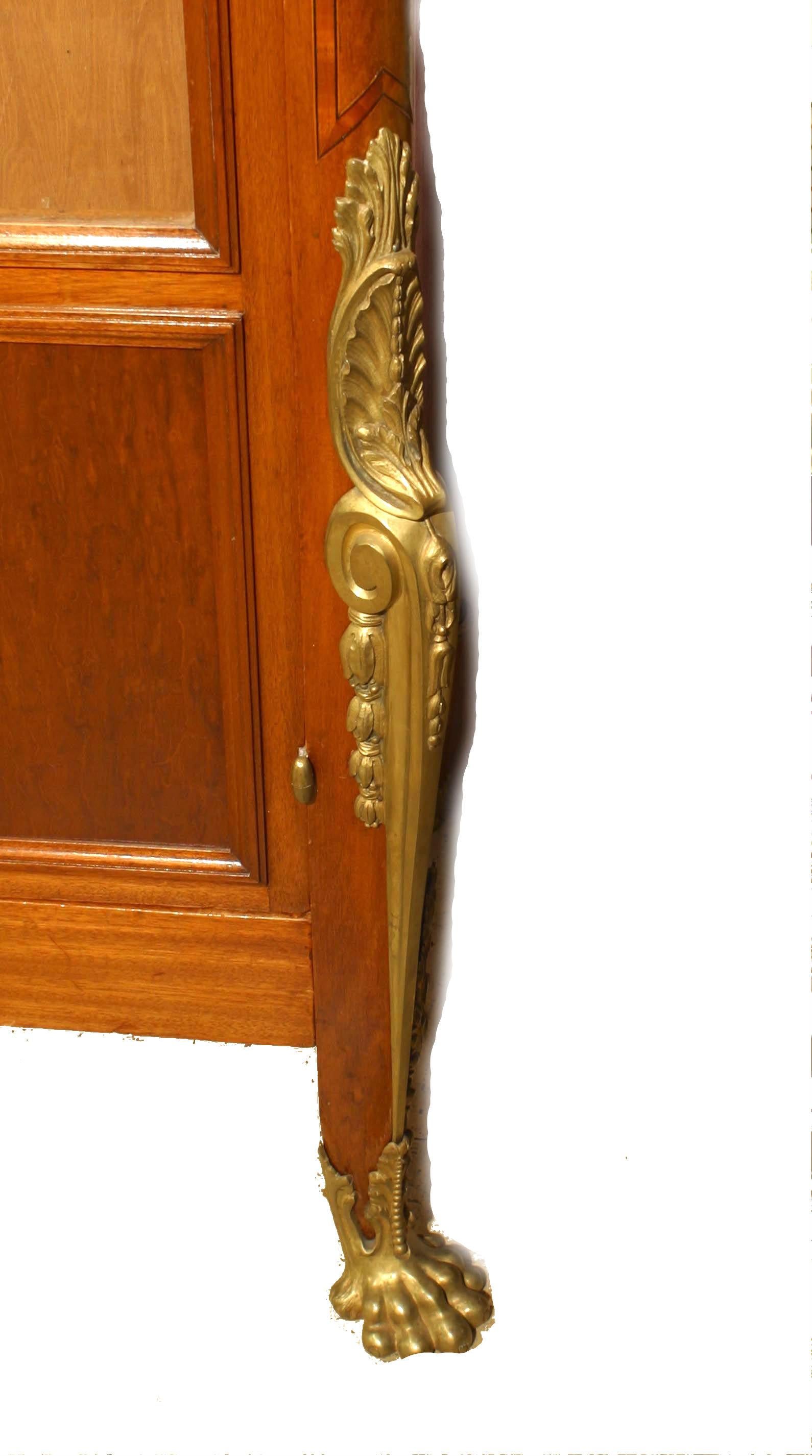 Mobile libreria francese vittoriano in noce con 3 ante e finiture in bronzo con intarsi a fasce.