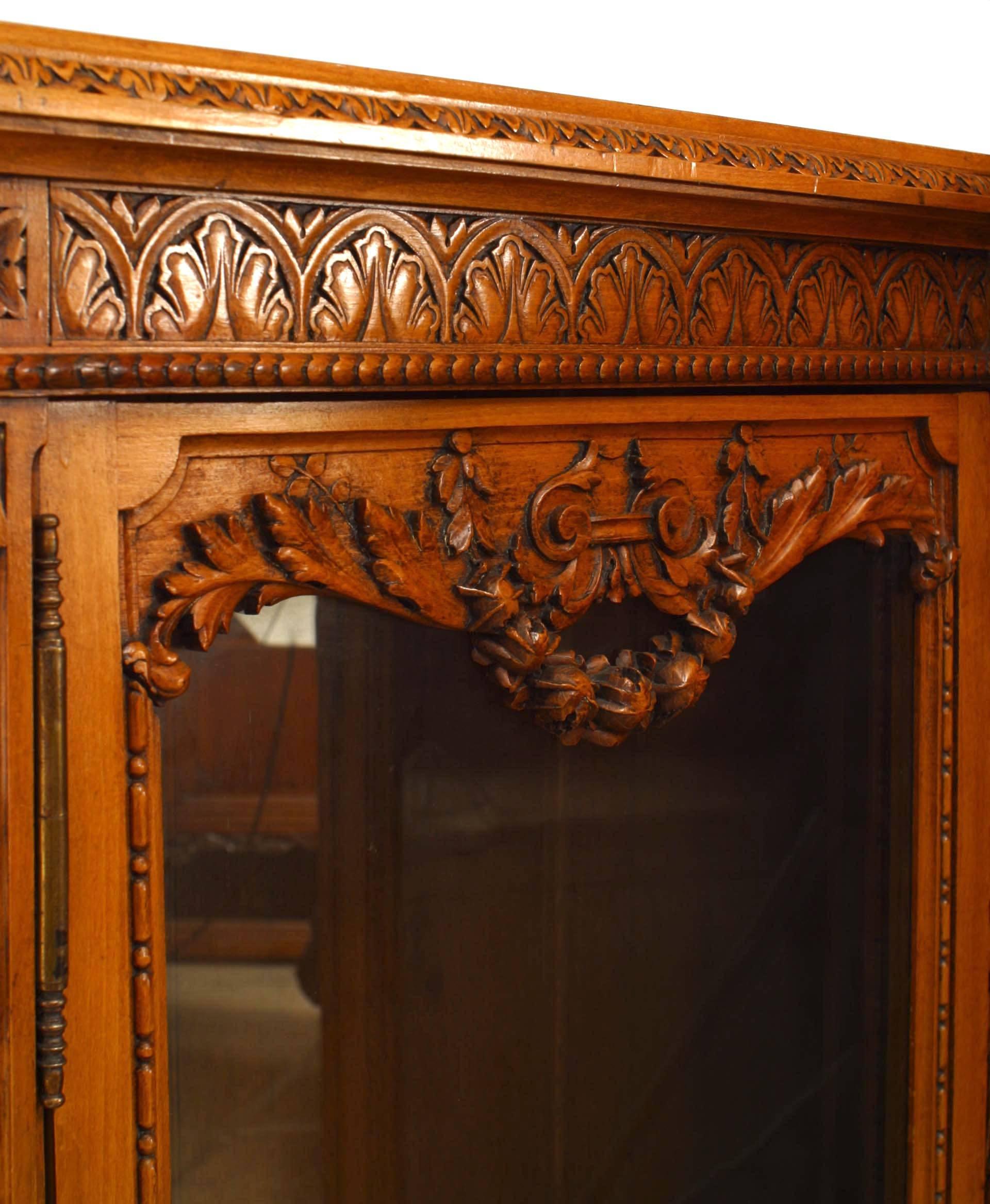 French Victorian Walnut Corner Cabinet In Good Condition For Sale In New York, NY