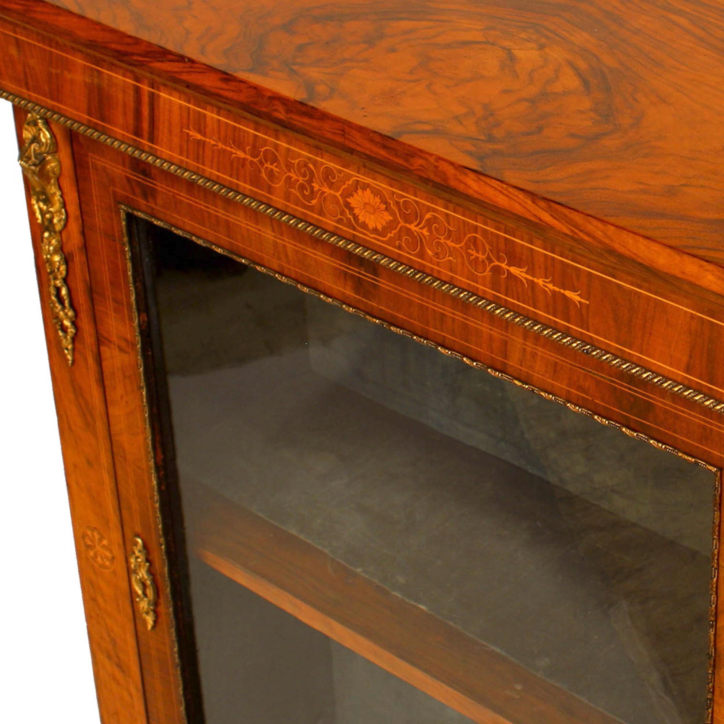 Français Vitrine victorienne française en noyer en vente