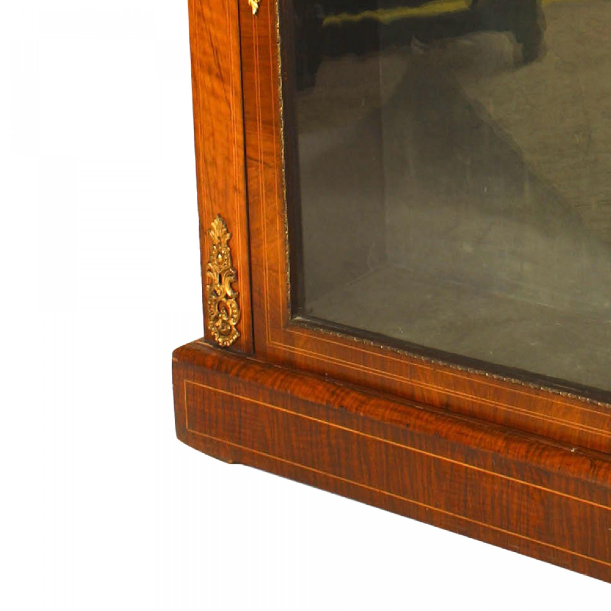 Incrusté Vitrine victorienne française en noyer en vente