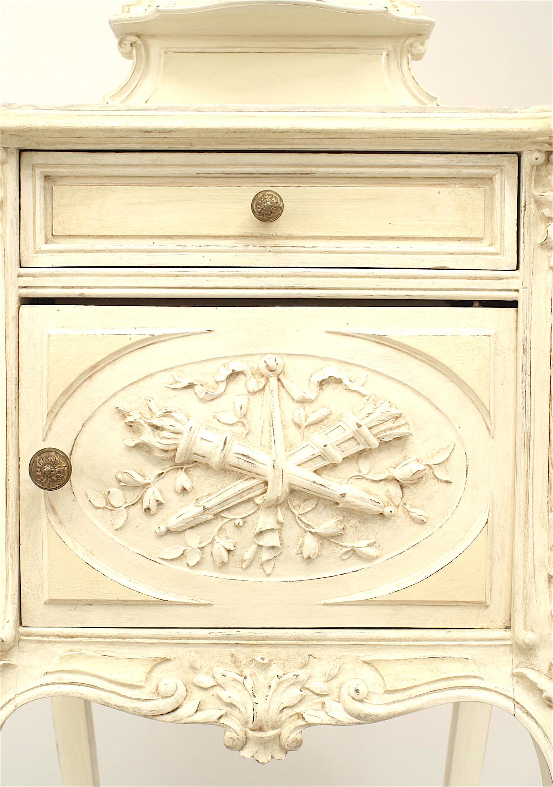 French Victorian White Painted Carved Wood and Marble Commode In Good Condition For Sale In New York, NY