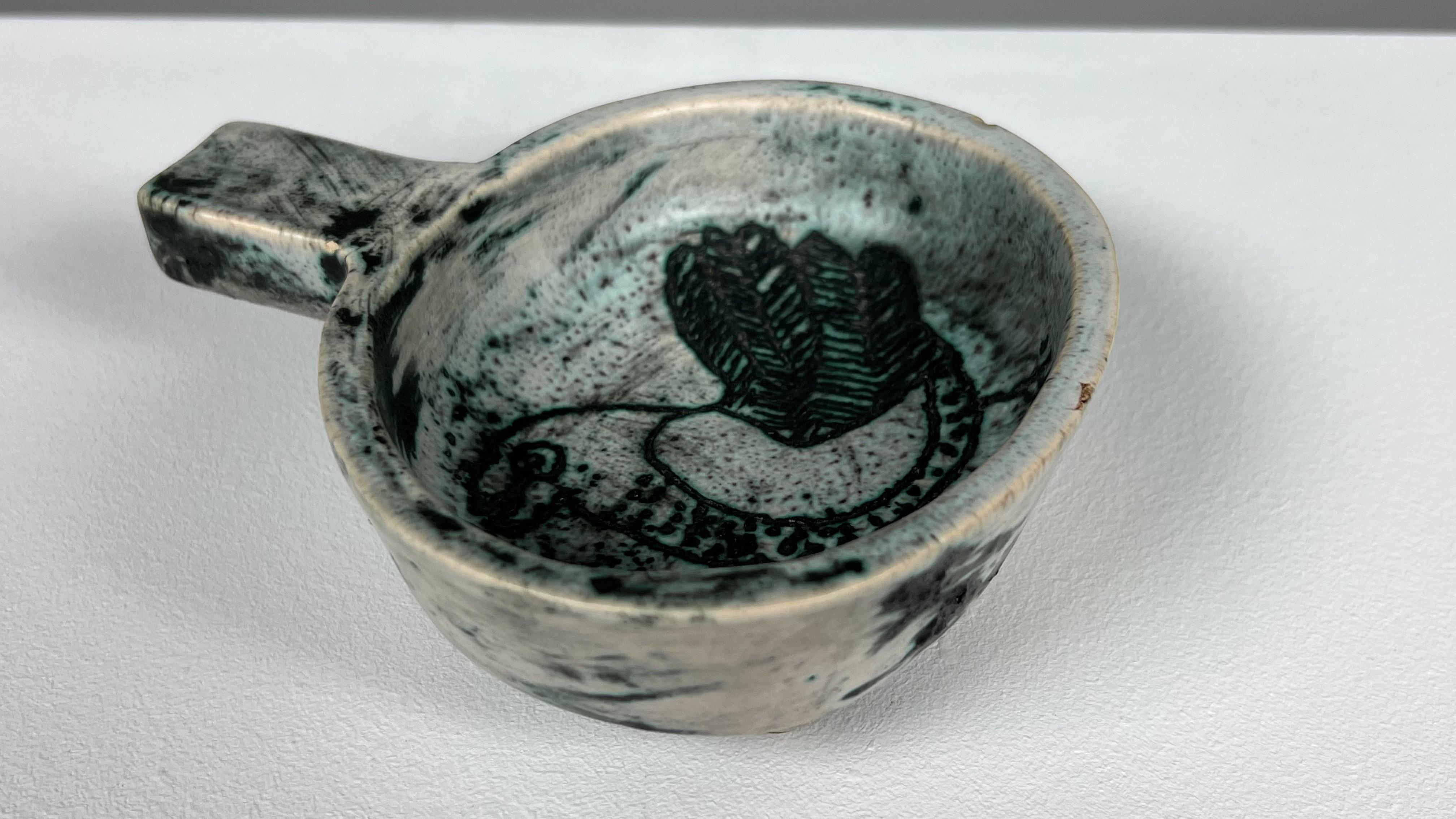 Very rare ceramic bowl or vide-poche with bird motif by French artist Jaques Blin from the 1950s.

Jacques Blin was born in France in 1920. He earned a degree in engineering, but decided to make a living from his passion. So, in 1954, he founded