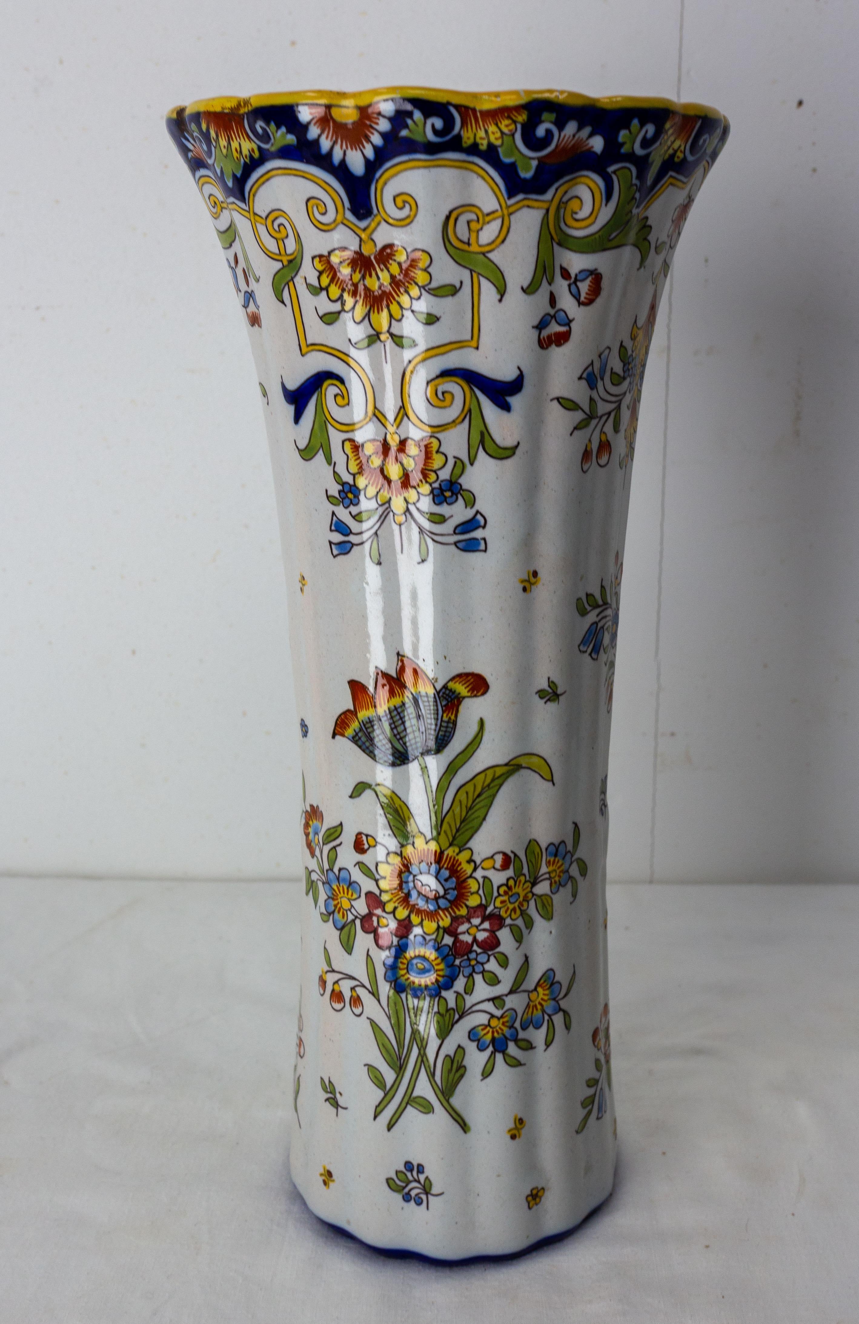 Vase en faïence français des manufactures de Rouen.
Décor floral peint à la main dans une palette de bleu, orange, blanc, jaune et vert
Bon état ancien, fissures apparentes sur le glaçage qui n'affectent pas la qualité du vase.

Expédition :
D 15,5