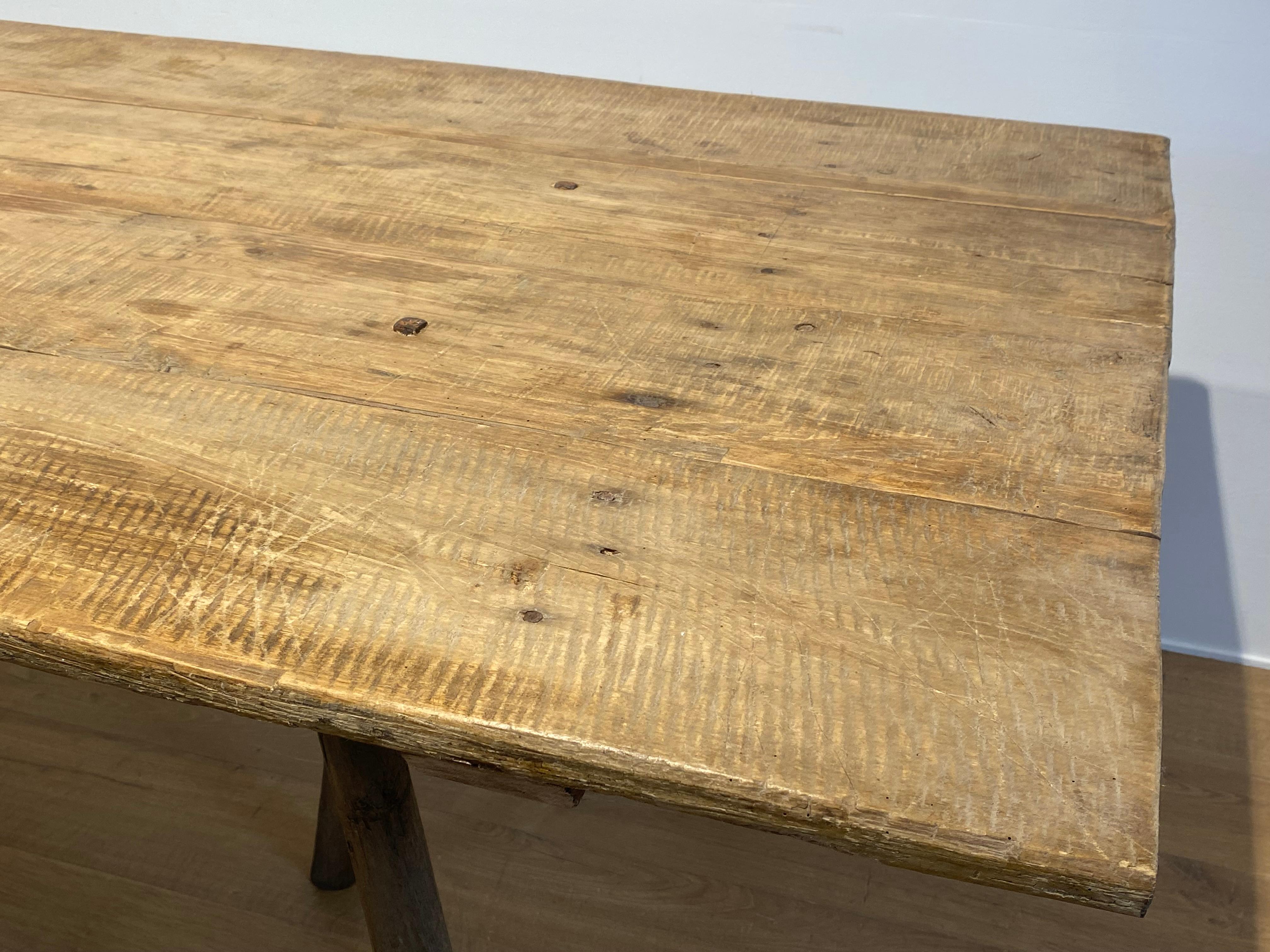 Französischer Vigneron-Tisch aus gebleichter Holzblech im Angebot 8