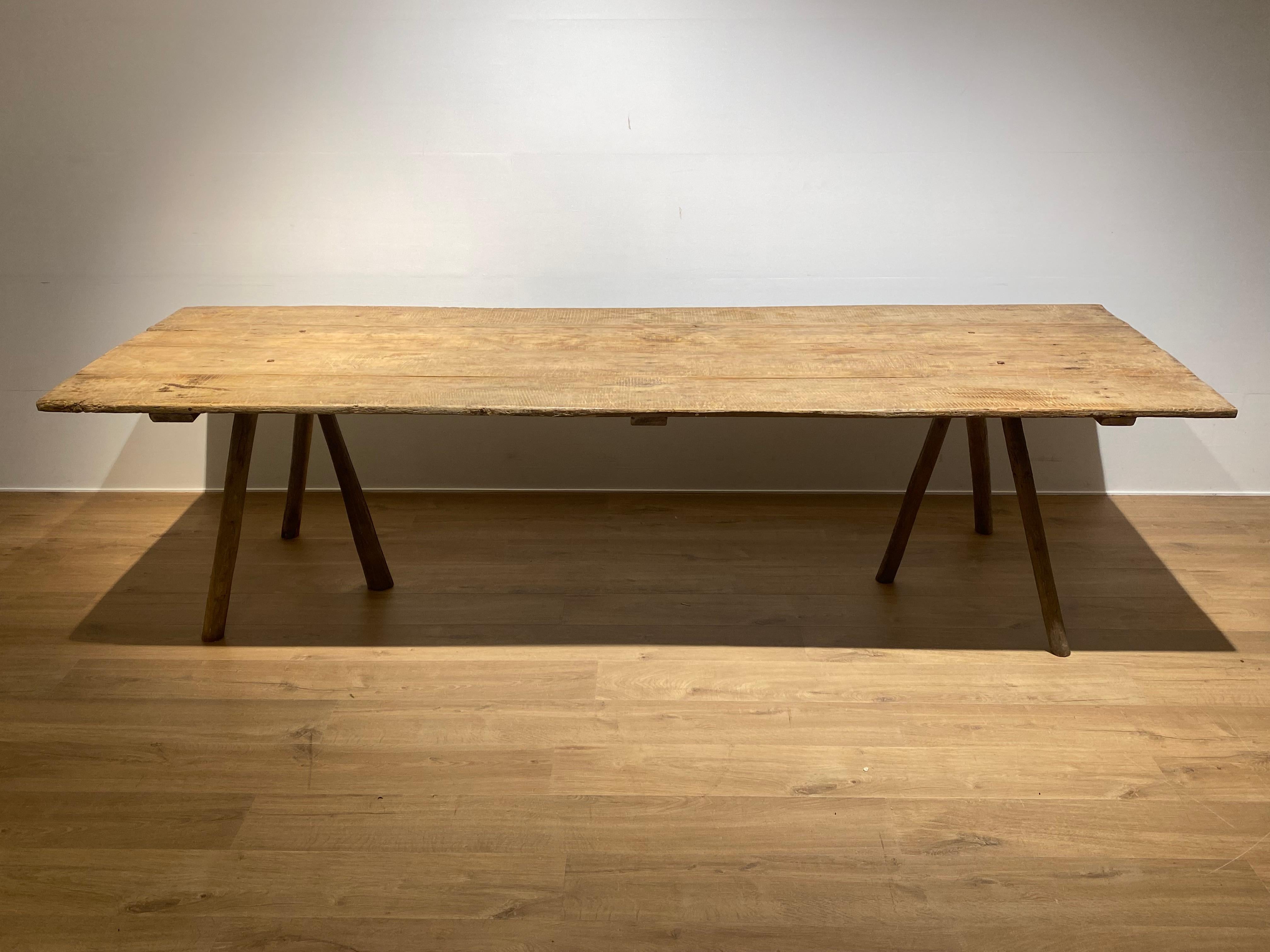 Eleganter französischer Arbeitstisch aus den französischen Weinbergen,
eine hölzerne Tischplatte, die auf 2 dreibeinigen Sockeln steht,
sonnengebleichtes Holz mit schöner Patina und Glanz, um 1960,
der Tisch kann für verschiedene Zwecke verwendet