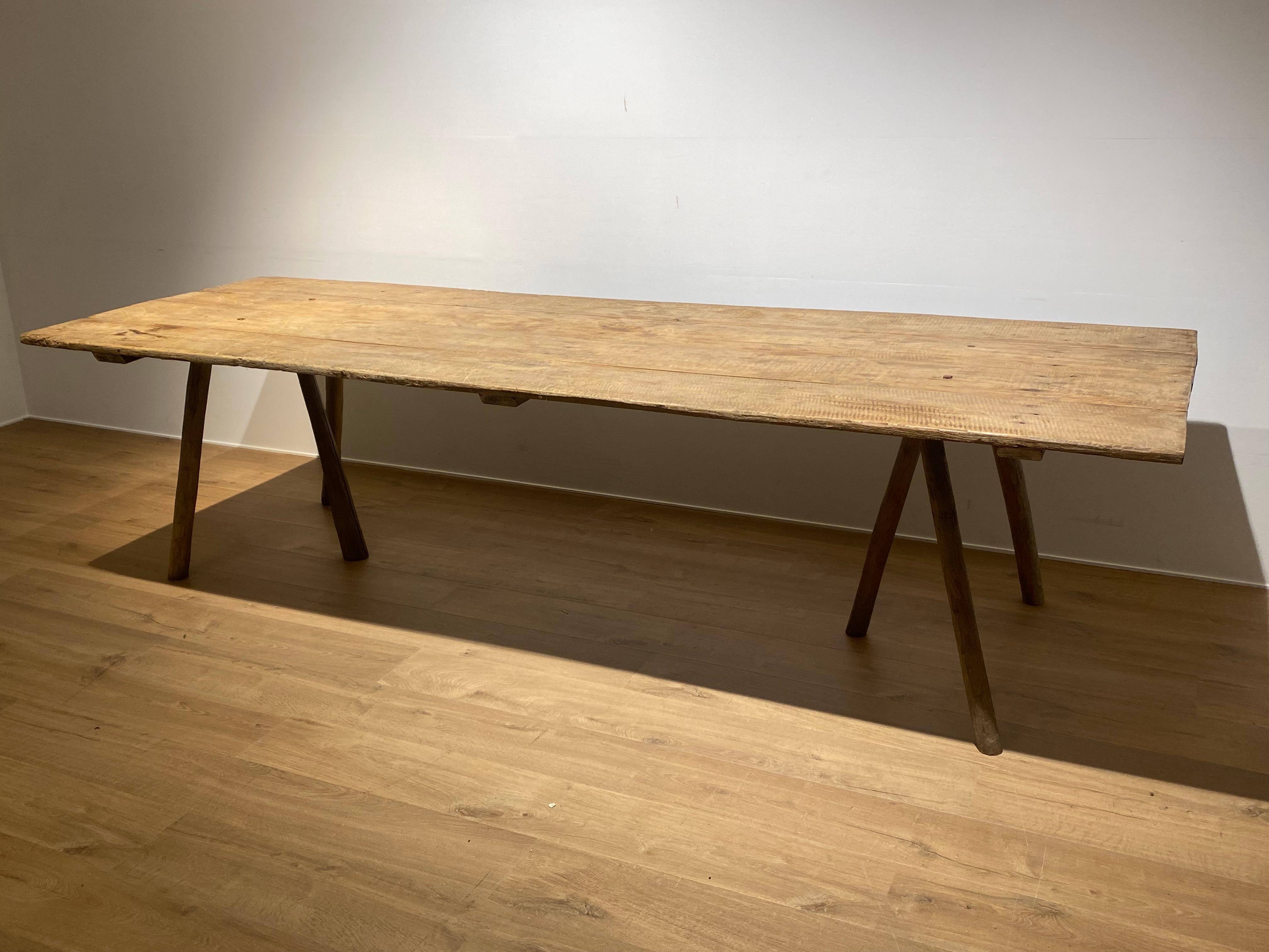 French Vigneron Table in a Bleached Wood In Excellent Condition For Sale In Schellebelle, BE