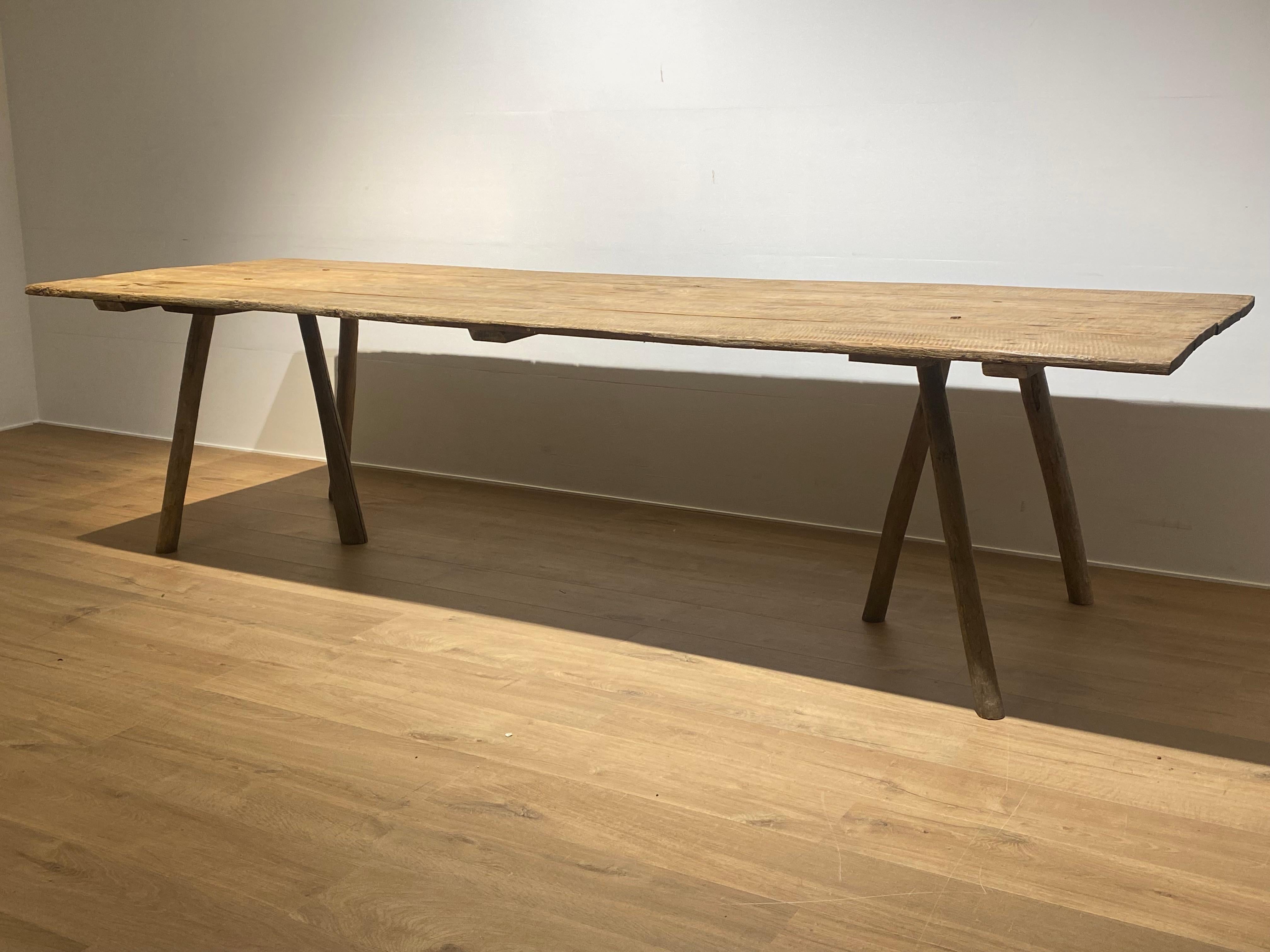 Französischer Vigneron-Tisch aus gebleichter Holzblech im Zustand „Hervorragend“ im Angebot in Schellebelle, BE