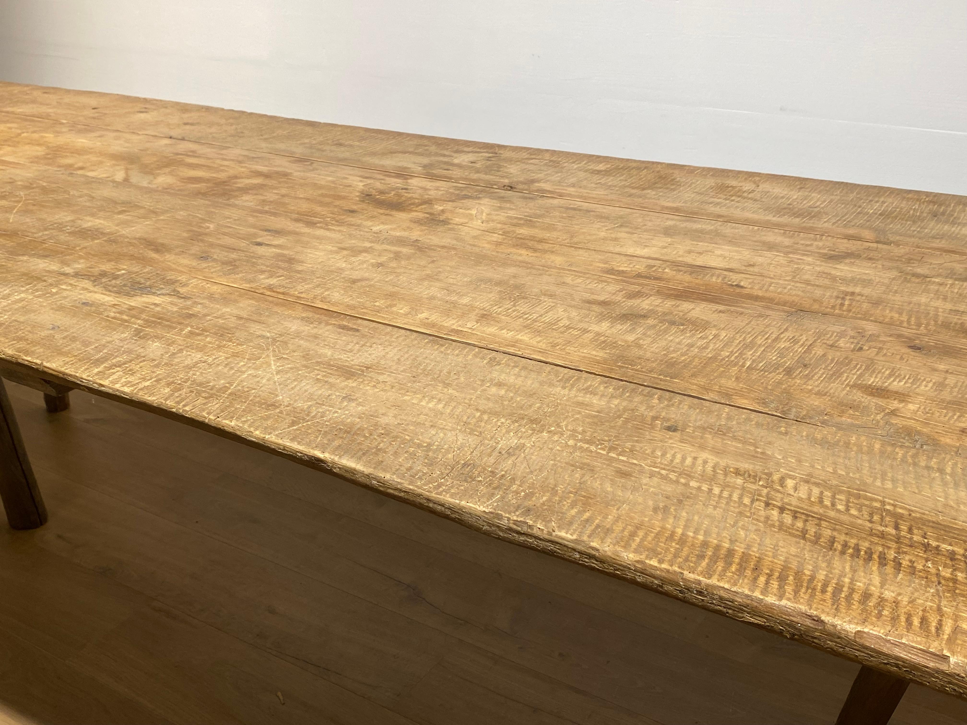 Milieu du XXe siècle Table Vigneron en bois blanchi en vente