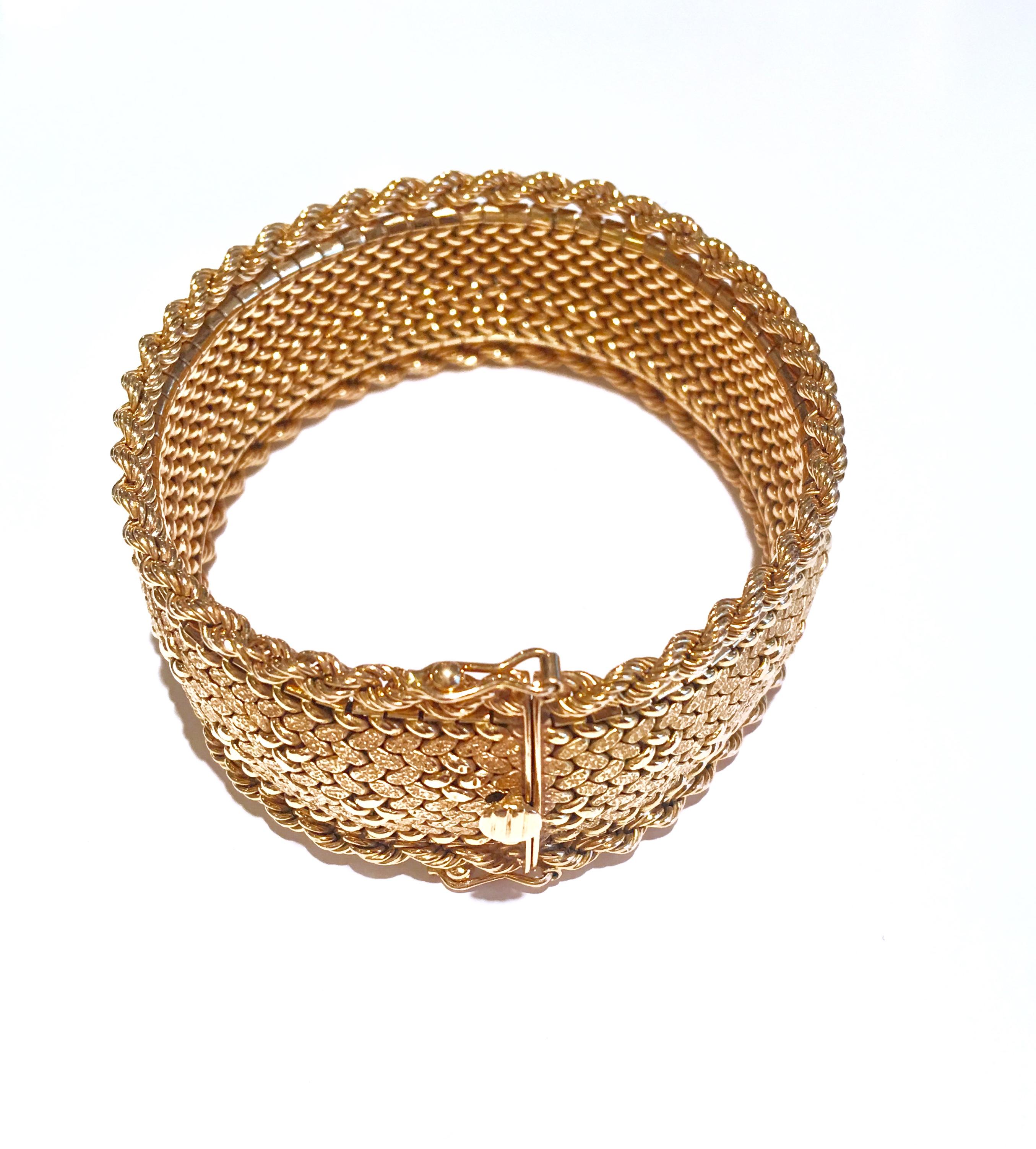 A fine and elegant vintage Cuff bracelet in 18 carats yellow gold.

France, circa 1960's
Eagle's head hallmark ( 3 times)


Flexible and articulated bracelet made of gold braided mesh with a clip clasp featuring a double safety 8. 

Perfect