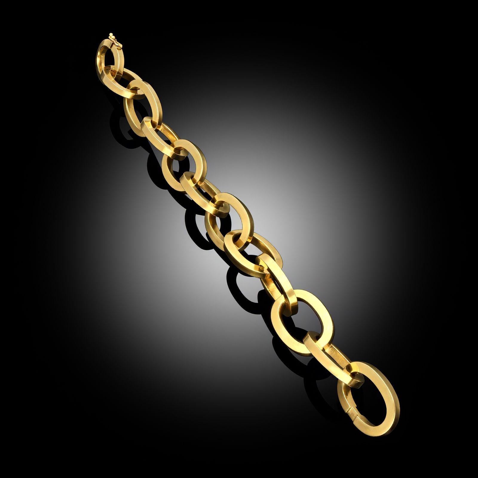 Un bracelet français vintage en or jaune 18ct, circa 1960. Le bracelet est constitué d'une rangée de maillons ovales uniformes en or jaune 18 ct au profil carré. Le bracelet se connecte avec les deux derniers maillons qui s'emboîtent l'un dans