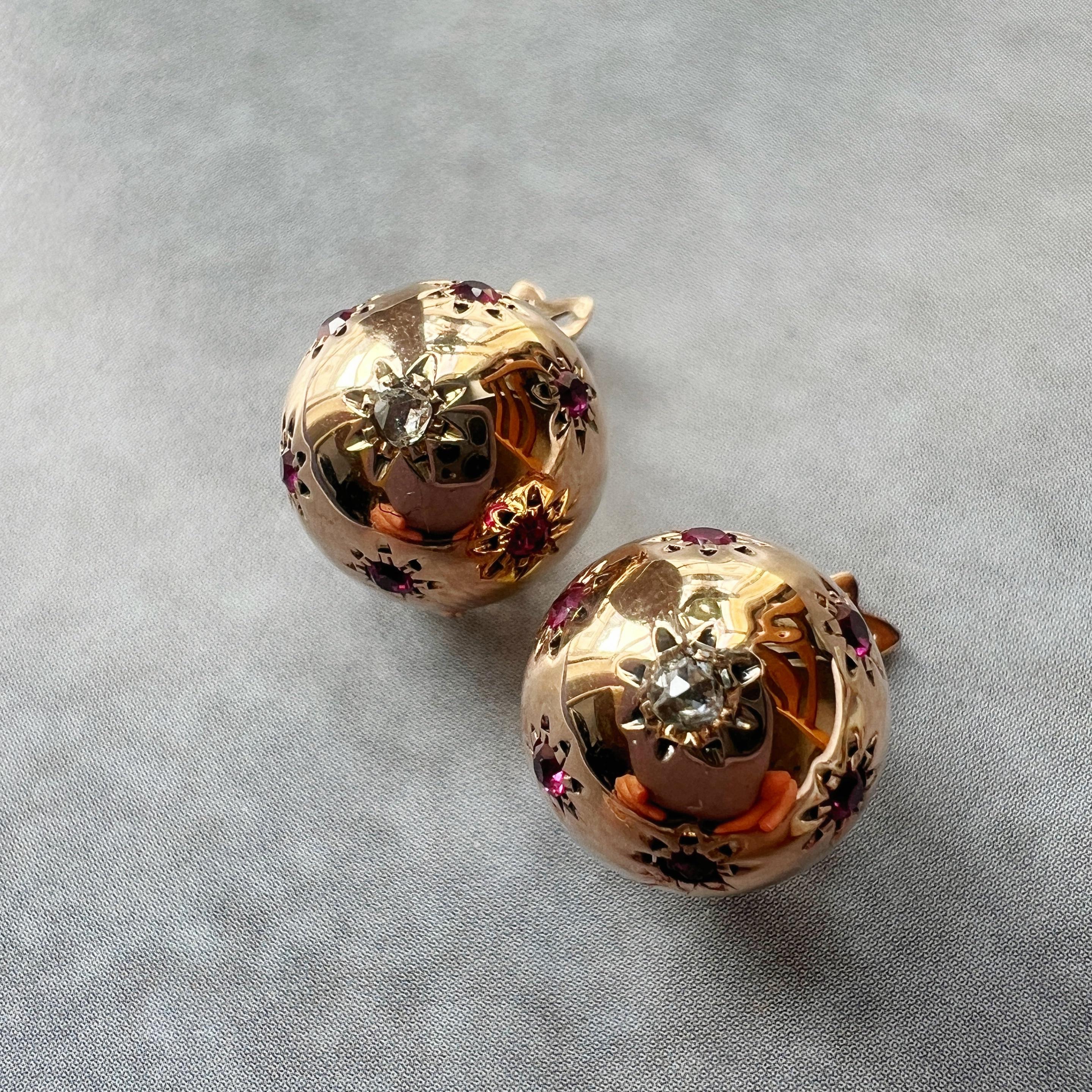 For sale a beautiful pair of 18K gold French retro dome Earrings, a fusion of vintage elegance and celestial allure.

The earrings feature 7 dazzling stars on each side, crafted with diamonds and red rubies. The diamonds, in the coveted rose cut