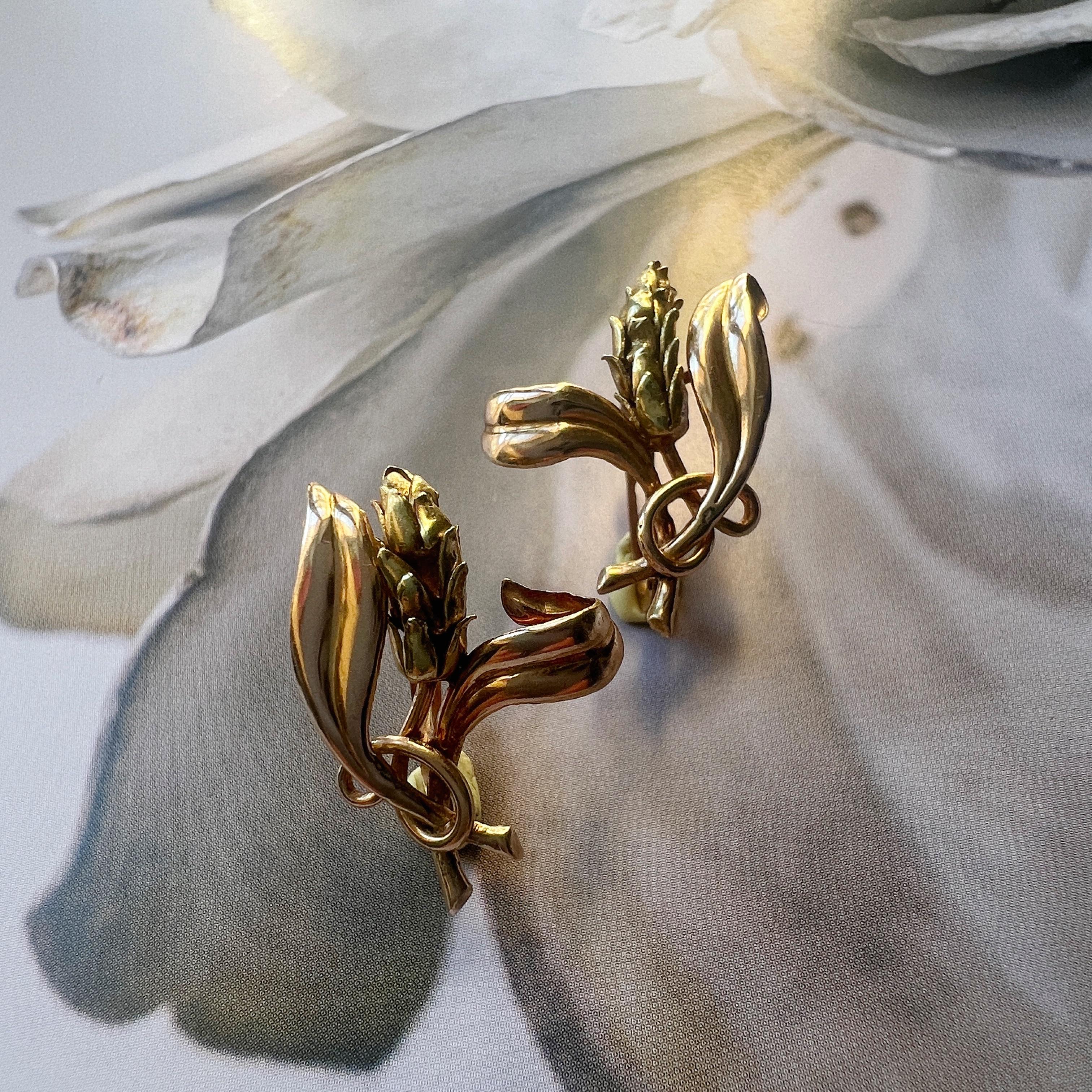 Zum Verkauf steht ein schönes Paar 18K Gold Weizen Ohren Ohrringe. Jeder Ohrring ist mit einer sorgfältig gearbeiteten Weizenpflanze und ihren Blättern auf beiden Seiten versehen. Das 18-karätige Gold ist kunstvoll verarbeitet, um die organische