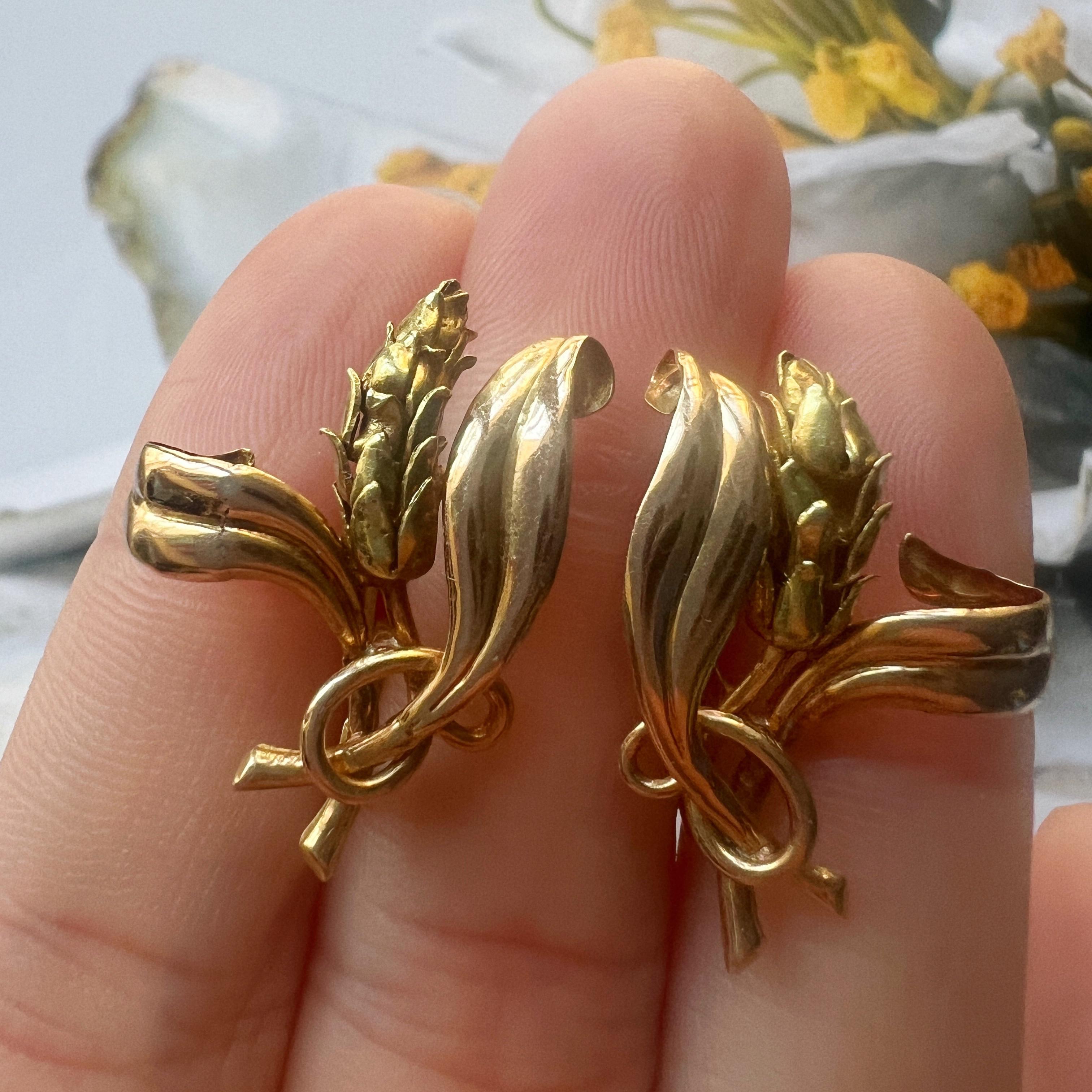 Women's or Men's French Vintage 18K gold wheat clip on earrings For Sale
