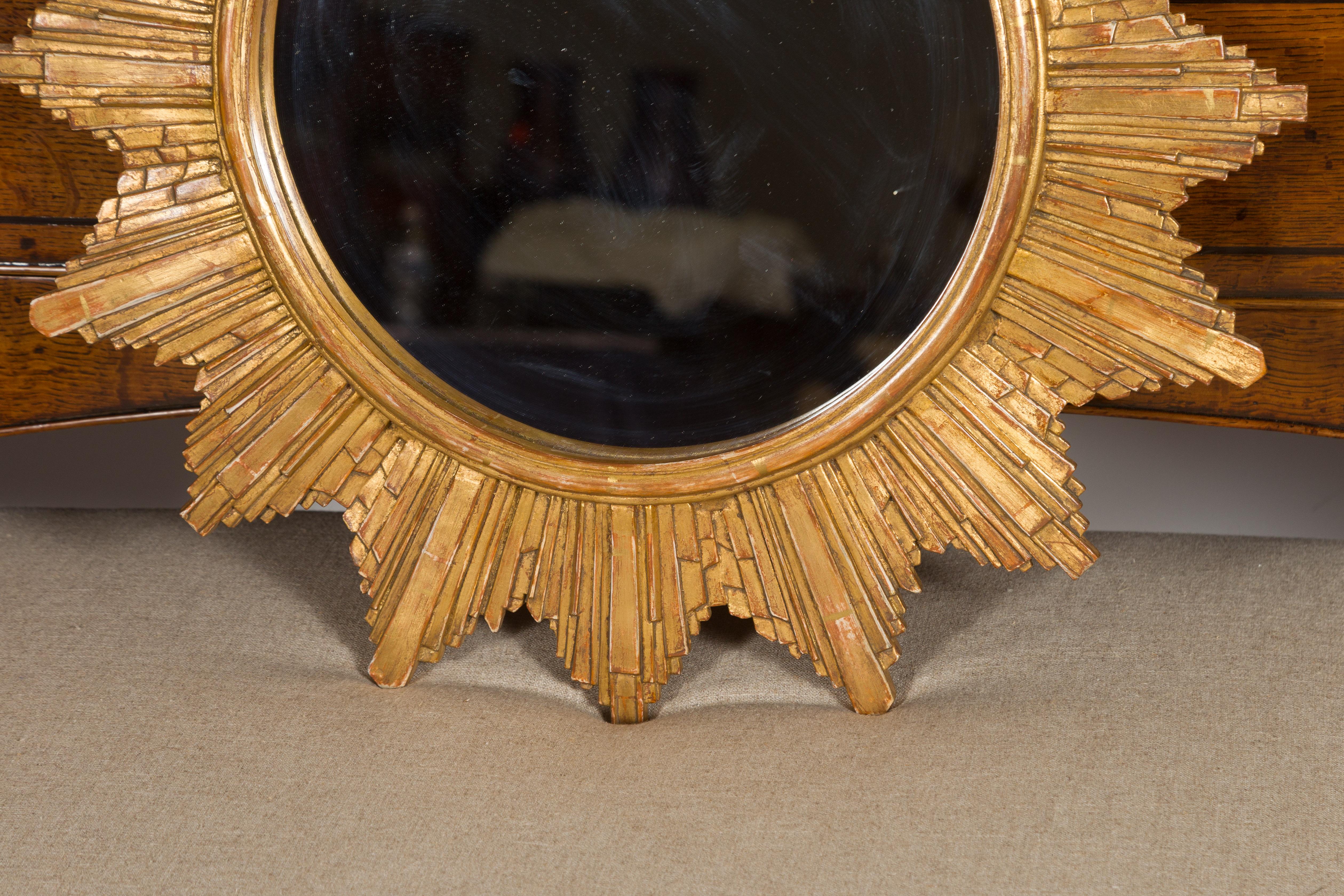 French Vintage 1970s Gilt Composition Sunburst Mirror with Rays of Varying Sizes For Sale 1