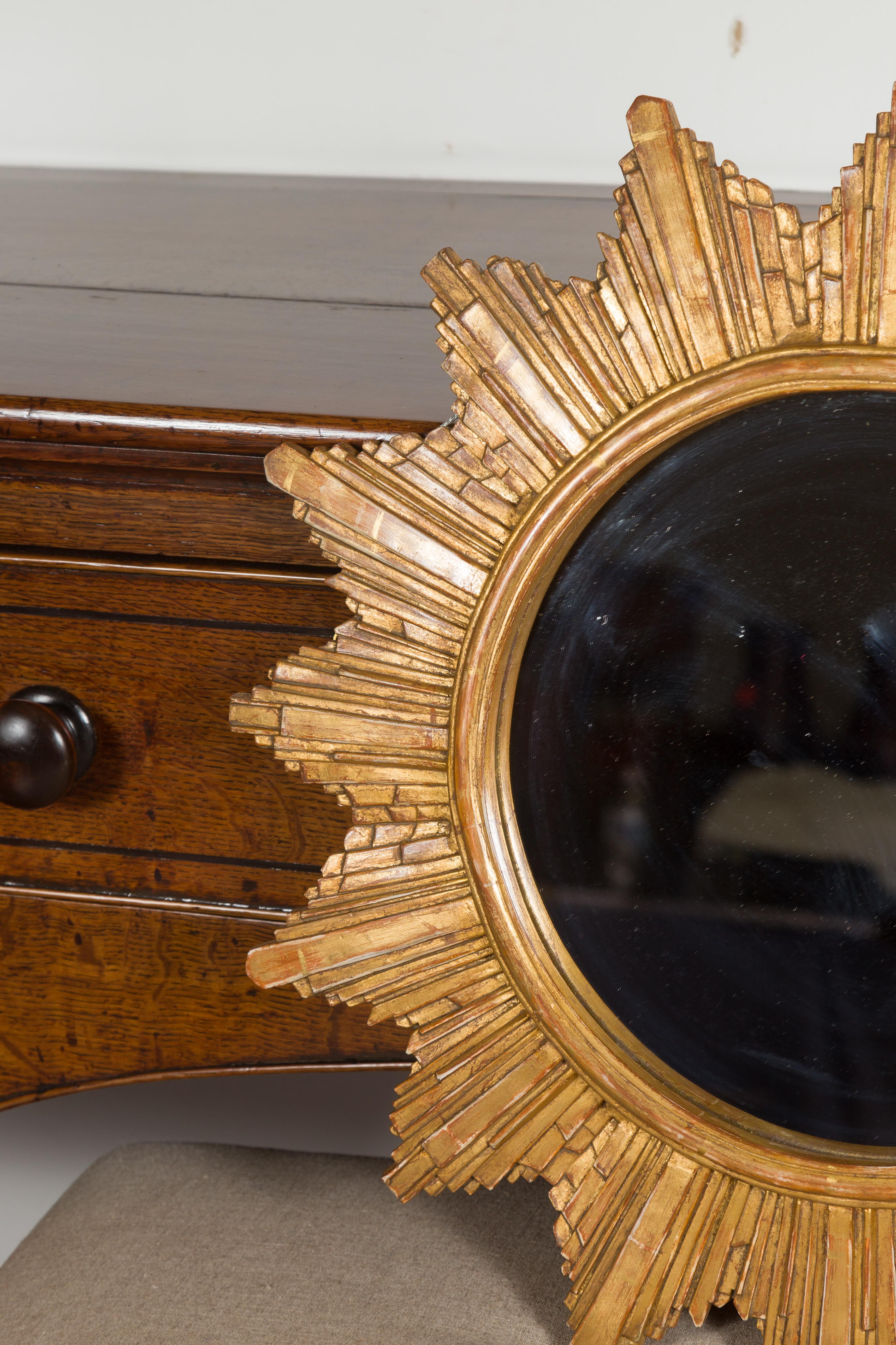 French Vintage 1970s Gilt Composition Sunburst Mirror with Rays of Varying Sizes For Sale 2