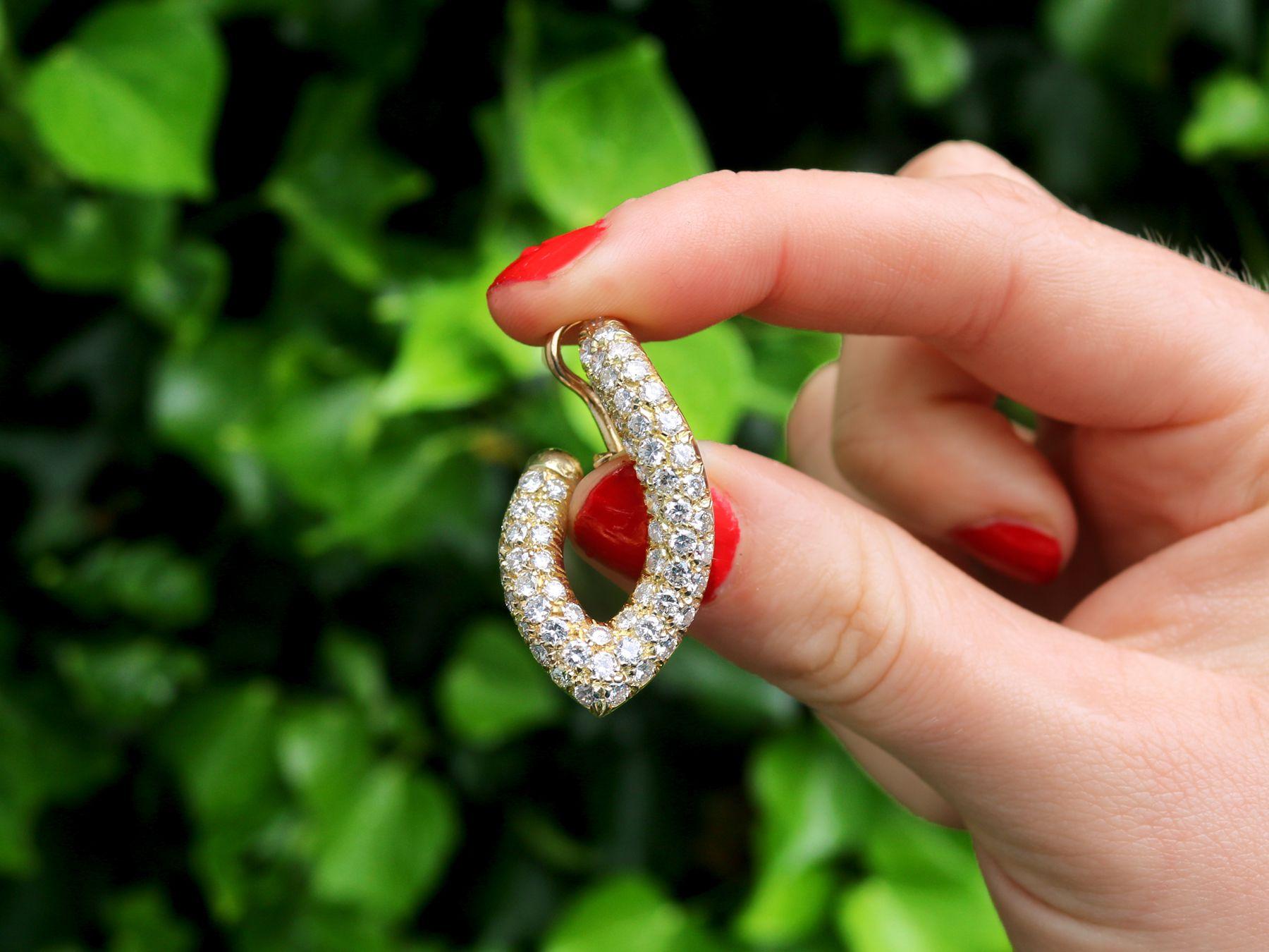 Un impresionante par de pendientes vintage de diamantes de 3,40 quilates y oro amarillo de 18 quilates; forman parte de nuestras diversas colecciones de joyas antiguas y joyas de herencia.

Estos asombrosos, finos e impresionantes pendientes de