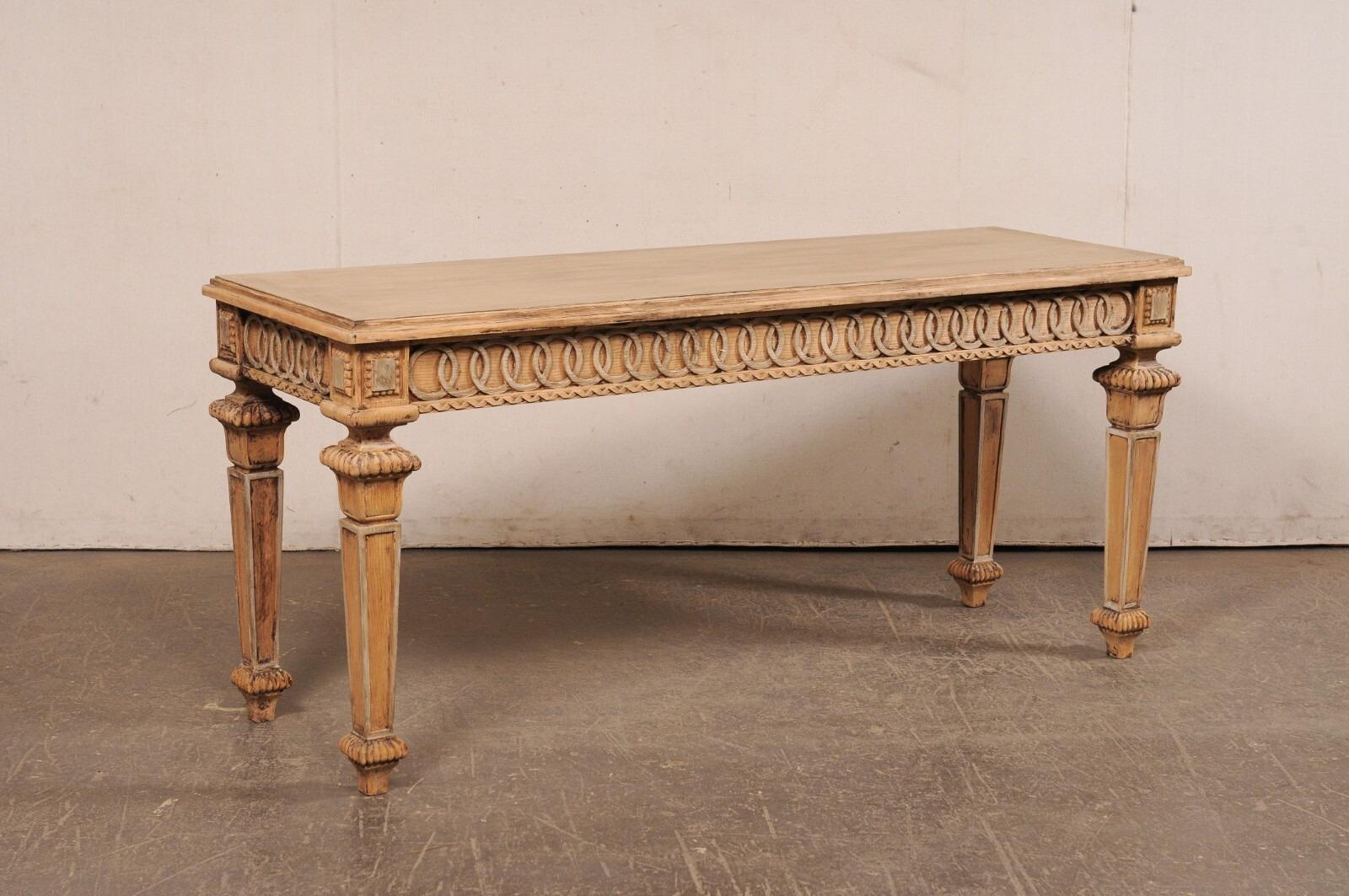 Ein französischer Konsolentisch aus geschnitztem Holz mit großem verschlungenem Rundmotiv auf der Schürze. Dieser Vintage-Tisch aus Frankreich, etwa 6 Fuß in der Länge, hat eine rechteckige Form oben, die leicht über die Schürze unten, die schön