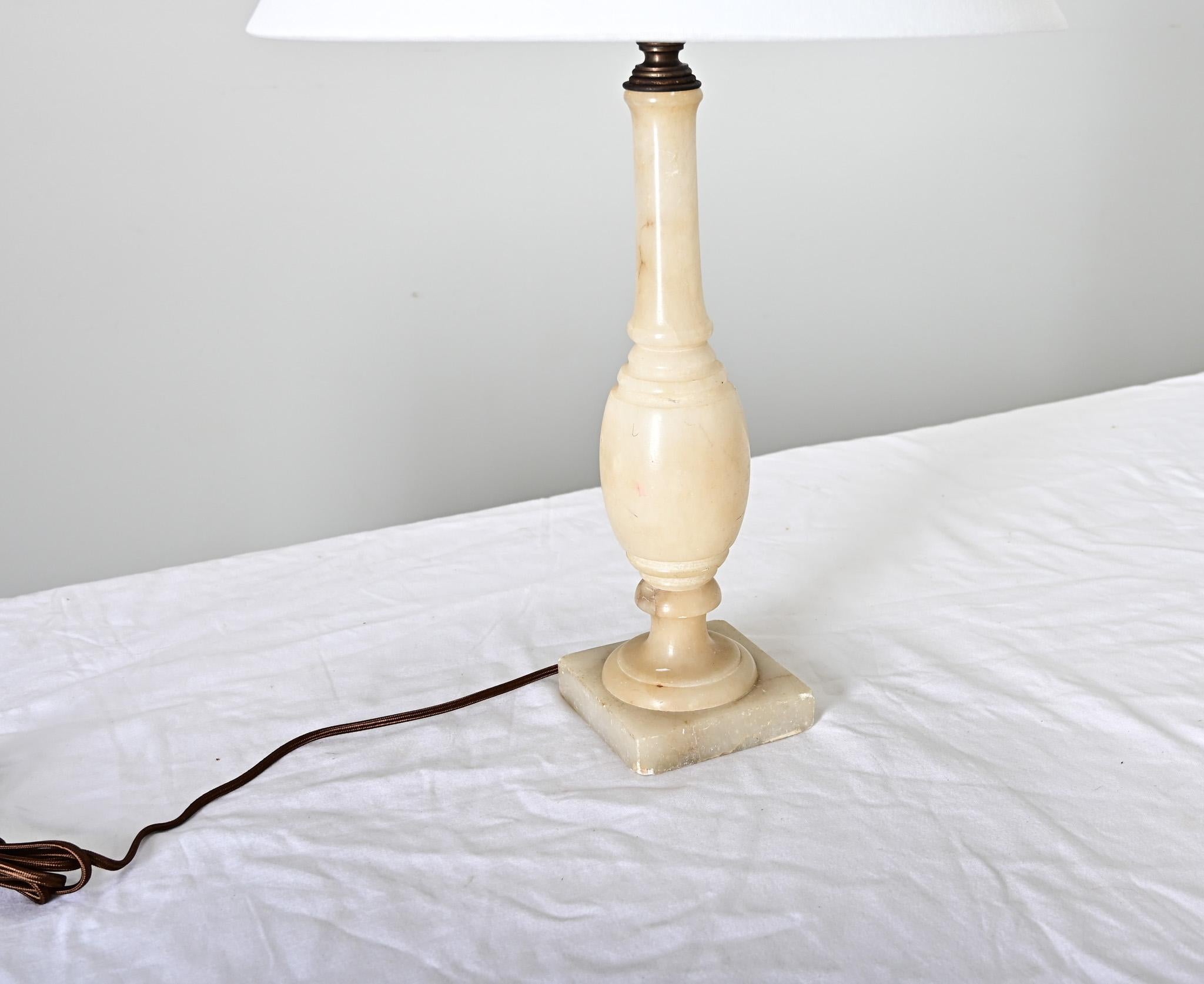 Neoclassico Lampada a colonna in alabastro vintage francese con paralume in lino in vendita