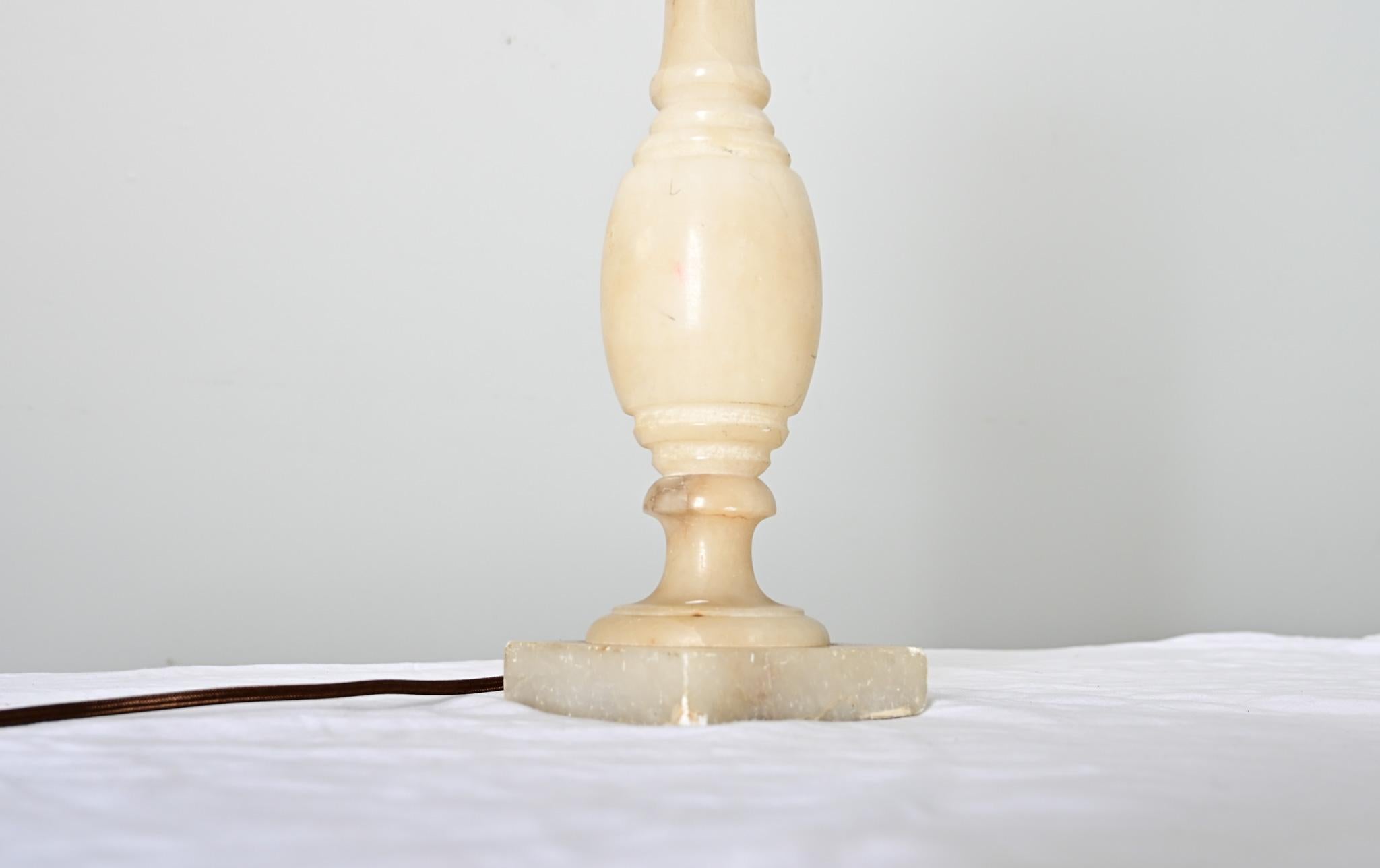 Francese Lampada a colonna in alabastro vintage francese con paralume in lino in vendita