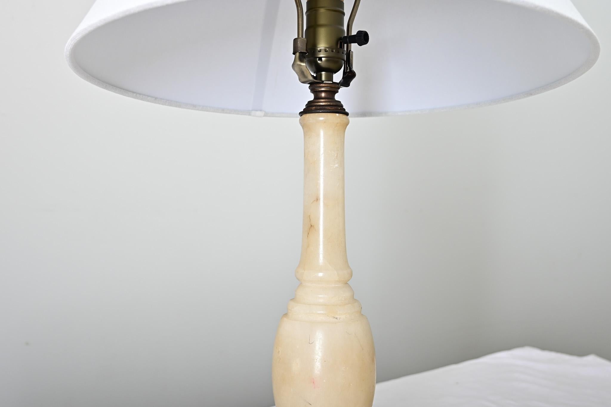 Intagliato Lampada a colonna in alabastro vintage francese con paralume in lino in vendita
