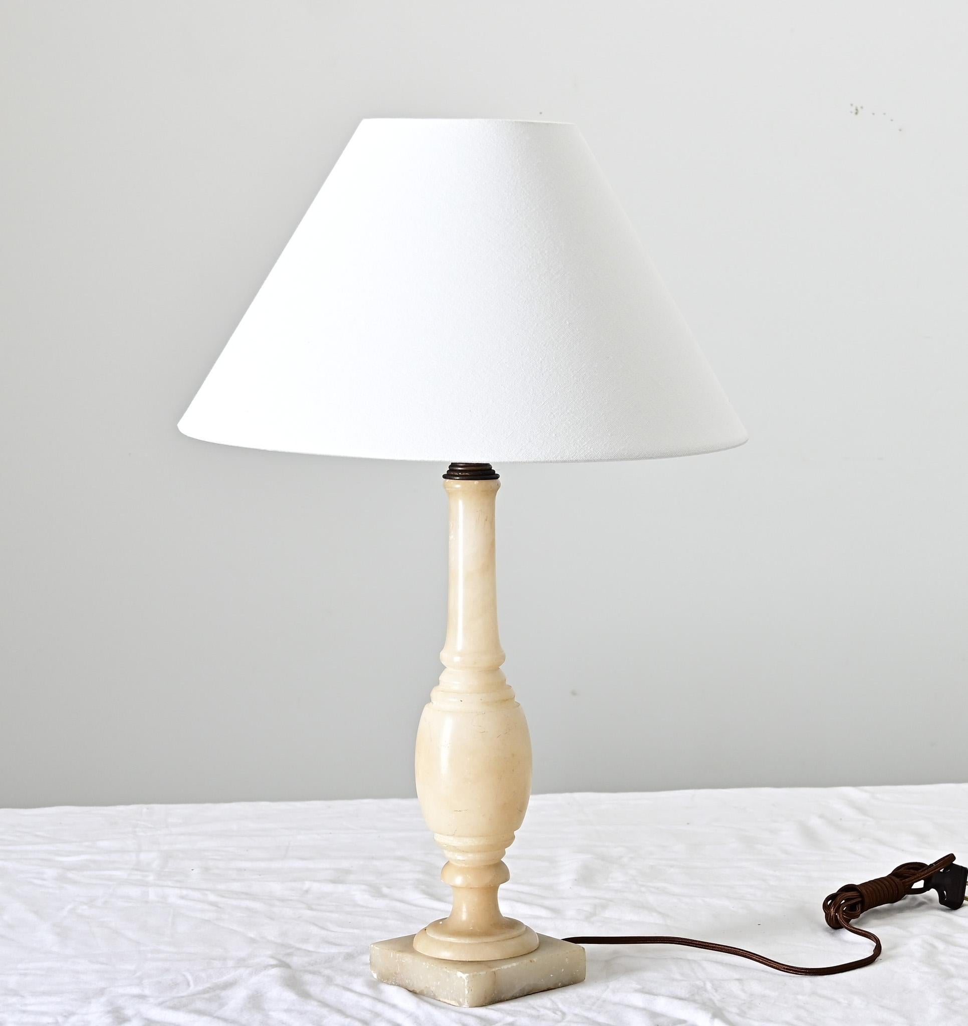 Lampada a colonna in alabastro vintage francese con paralume in lino In condizioni buone in vendita a Baton Rouge, LA