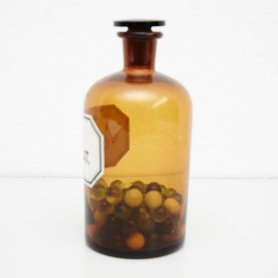 Apothekerflasche aus Bernsteinglas im Vintage-Stil mit Marmor, um 1930 (Französisch) im Angebot