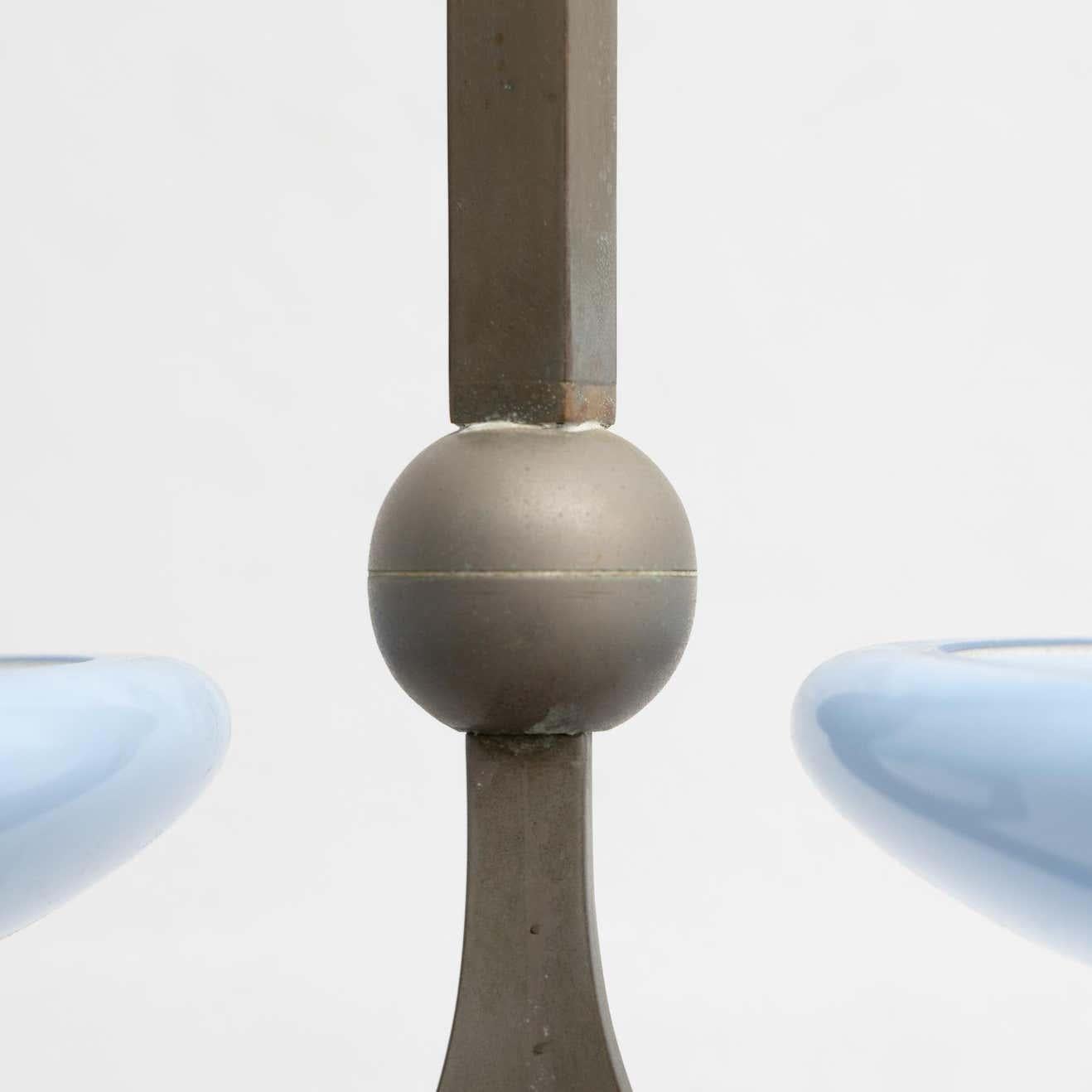 Lampada da soffitto Art Deco d'epoca. Realizzato in metallo e vetro.

Realizzato da un produttore sconosciuto in Francia, intorno al 1940.

In condizioni originali, con lievi usure dovute all'età e all'uso, che conservano una bella